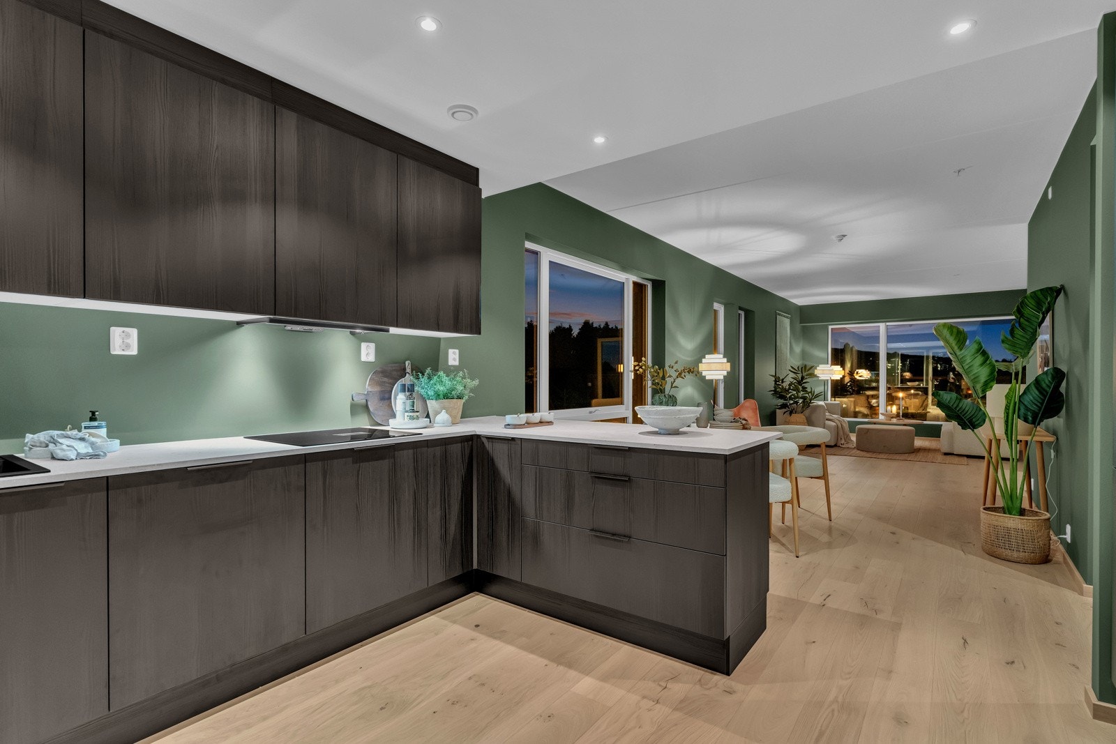 Romslig kjøkkenbenk med gode arbeidsflater Galleribilde