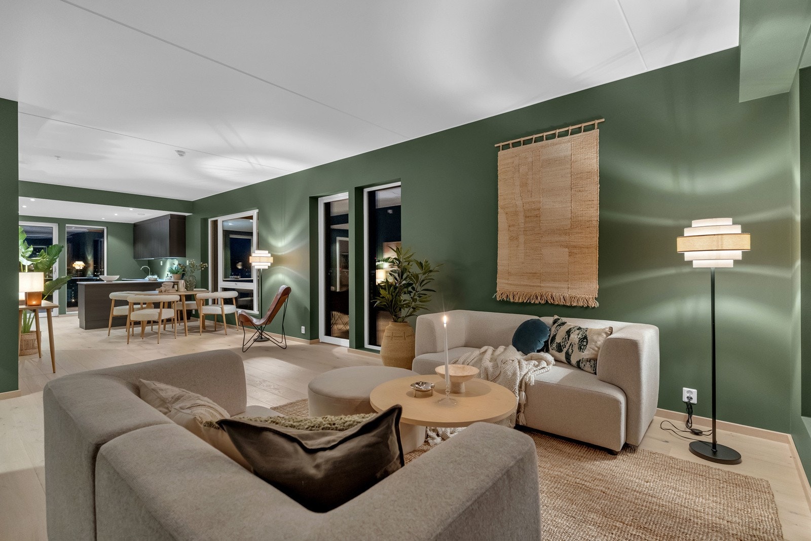 Den romslige stuen tilbyr et fleksibelt oppholdsrom med god plass til både sofagruppe og spisebord. Galleribilde