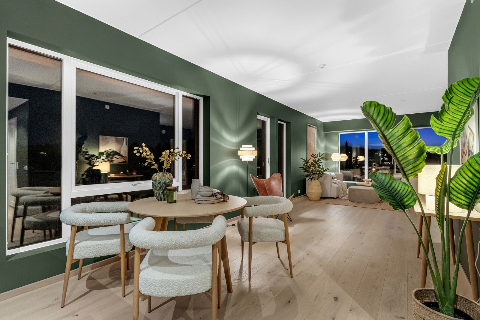 Det leveres 1-stavs lys hvitpigmentert eikeparkett, mens veggene er malt i en beroligende mørkegrønn farge som skaper en harmonisk atmosfære Galleribilde