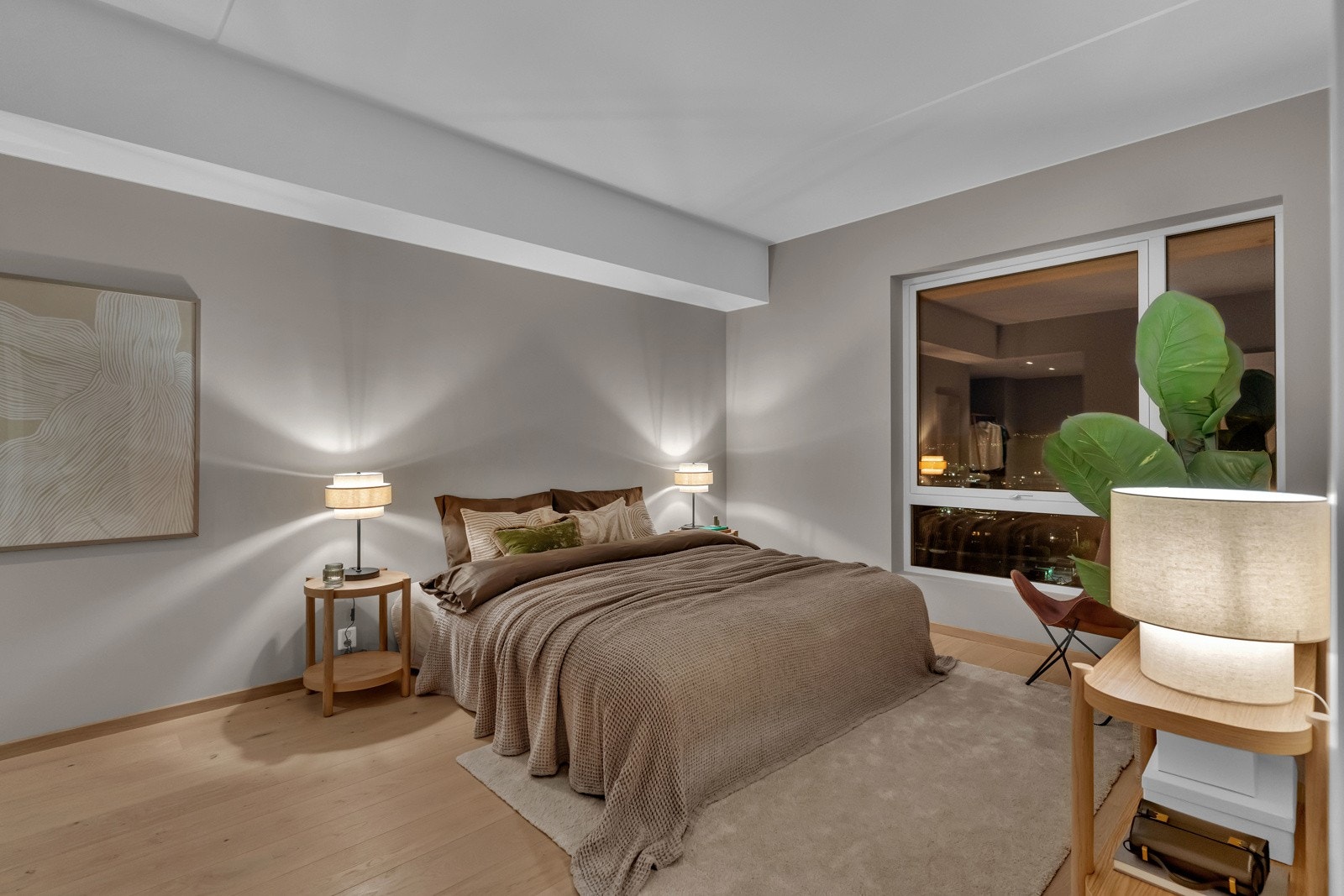 Hovedsoverom på 15 kvm med ekstra takhøyde og store vinduer som gir godt lys. Galleribilde