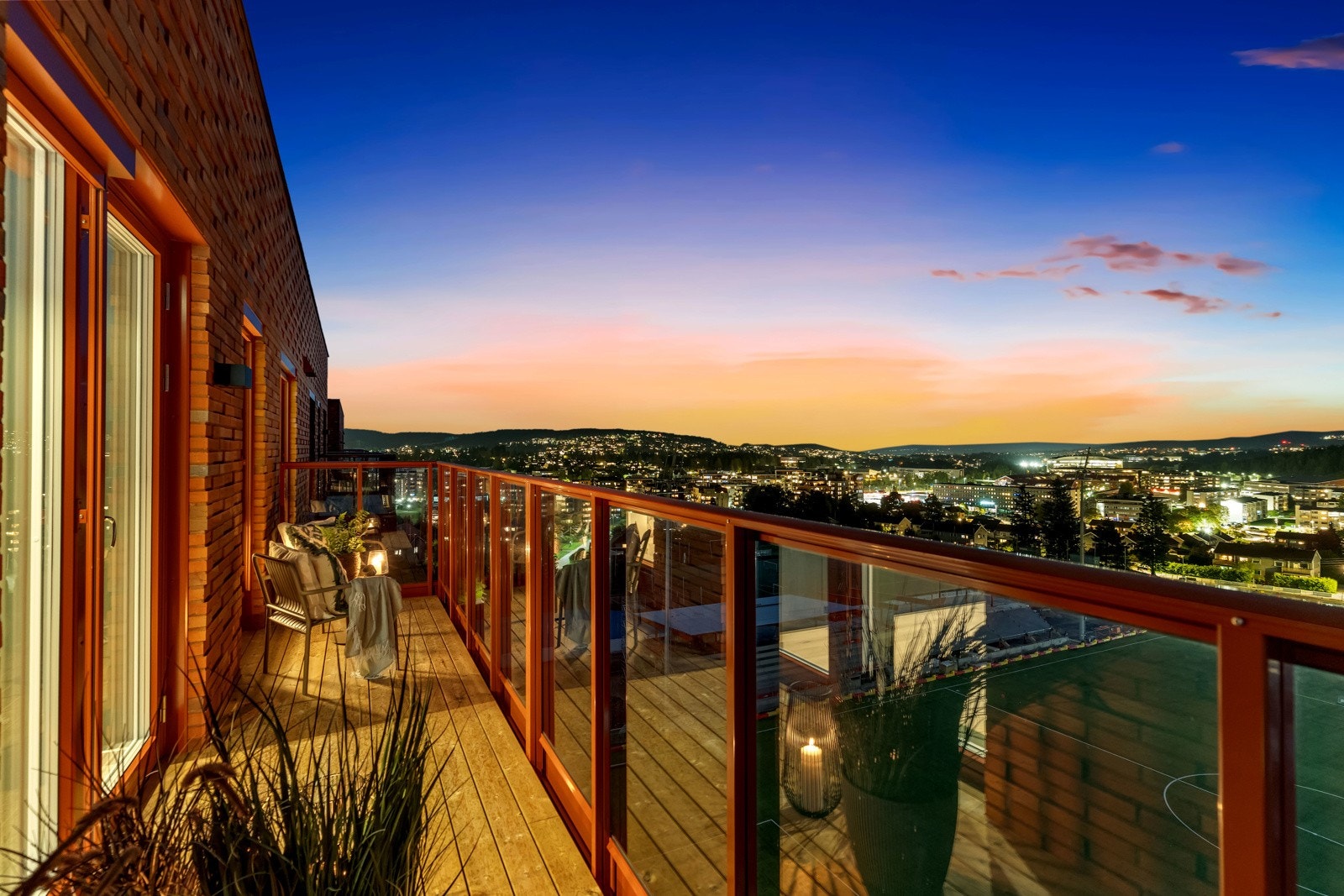 Fra kjøkkenet er det utgang til en østvendt balkong på 10 kvm med flott utsikt over Lørenskog Galleribilde