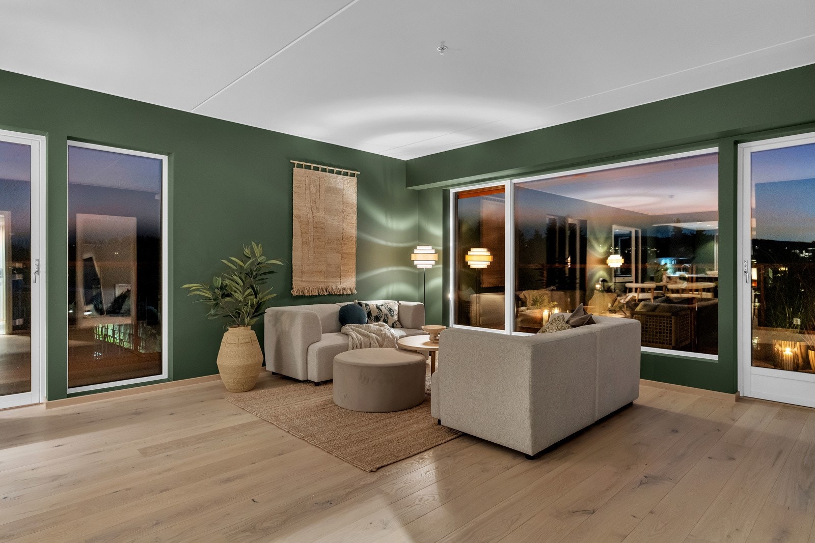 Ekstra takhøyde og store vinduer slipper inn rikelig med naturlig lys, og vannbåren gulvvarme sørger for jevn temperatur gjennom hele rommet Galleribilde