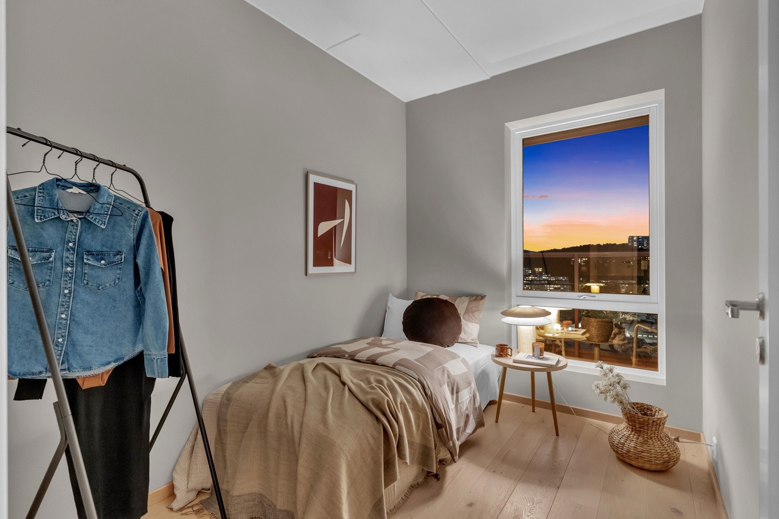 Alle soverommene er malt i samme lune beige nyanse og har 1-stavs lys hvitpigmentert eikeparkett på gulvet Galleribilde