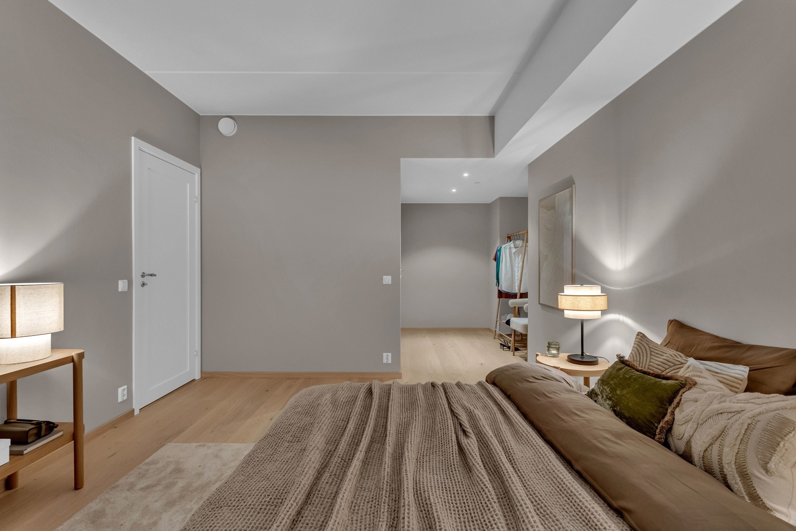 Hovedsoverommet har også et eget garderoberom og privat bad Galleribilde