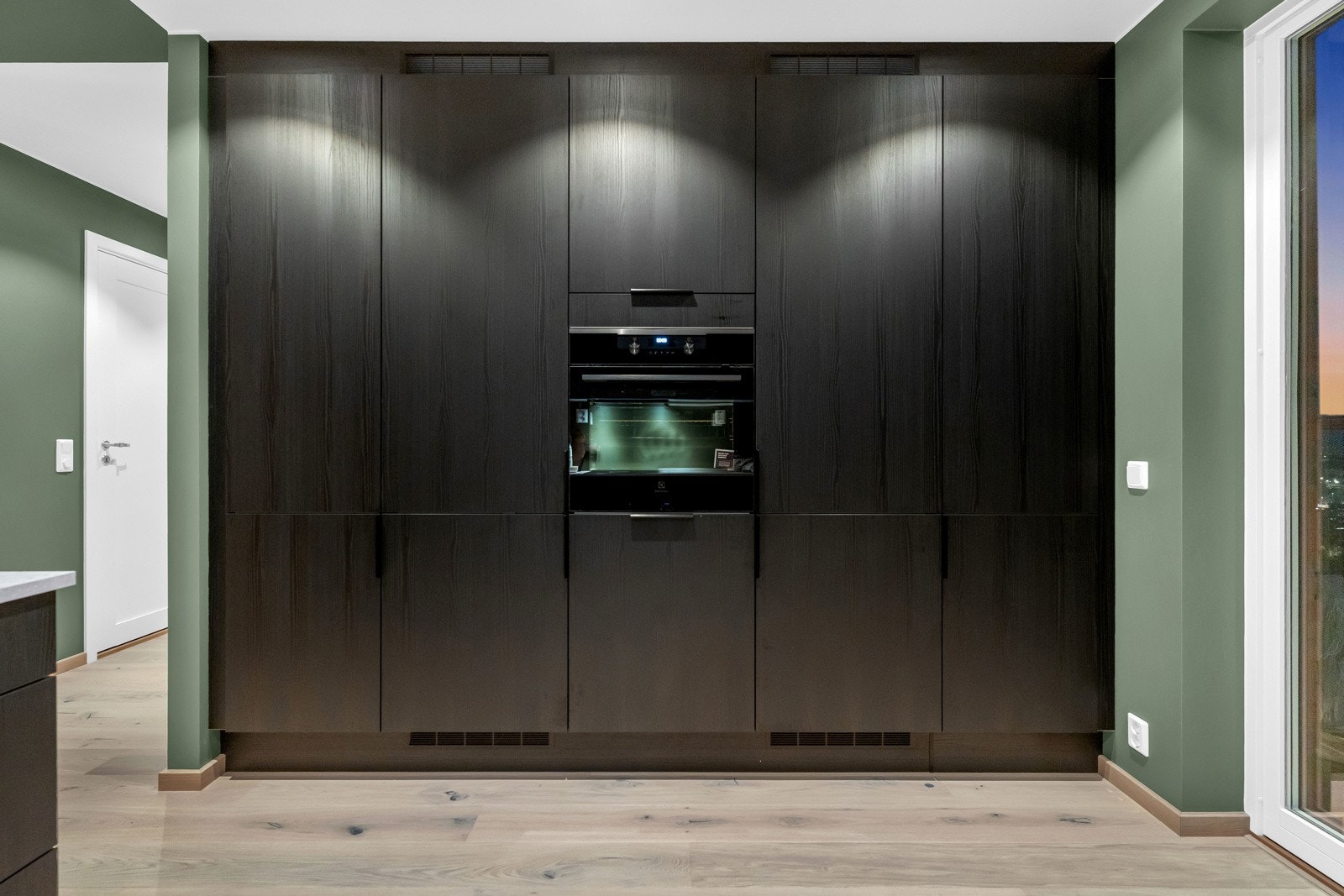 Kjøkkenet er fullt utstyrt med integrerte hvitevarer som induksjonstopp, stekeovn, oppvaskmaskin, kjøleskap og fryseskap. Downlights med dimmer gir godt arbeidslys og en hyggelig atmosfære. Galleribilde