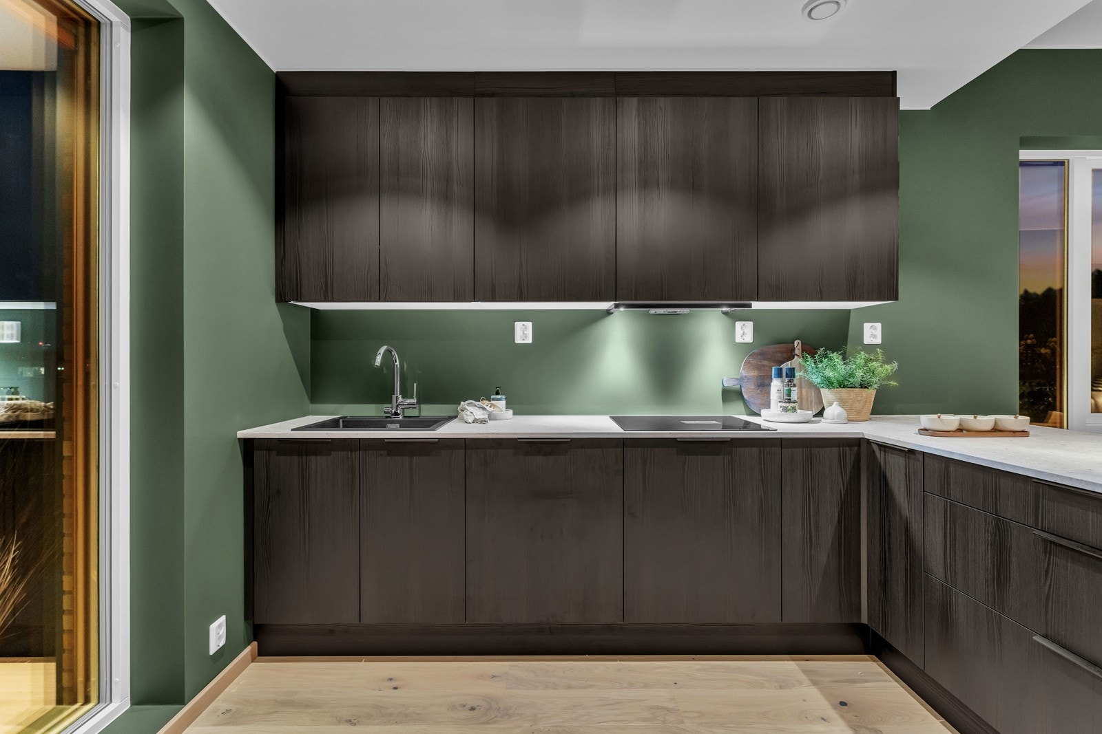 Sort moderne kjøkken fra HTH med integrerte hvitevarer Galleribilde