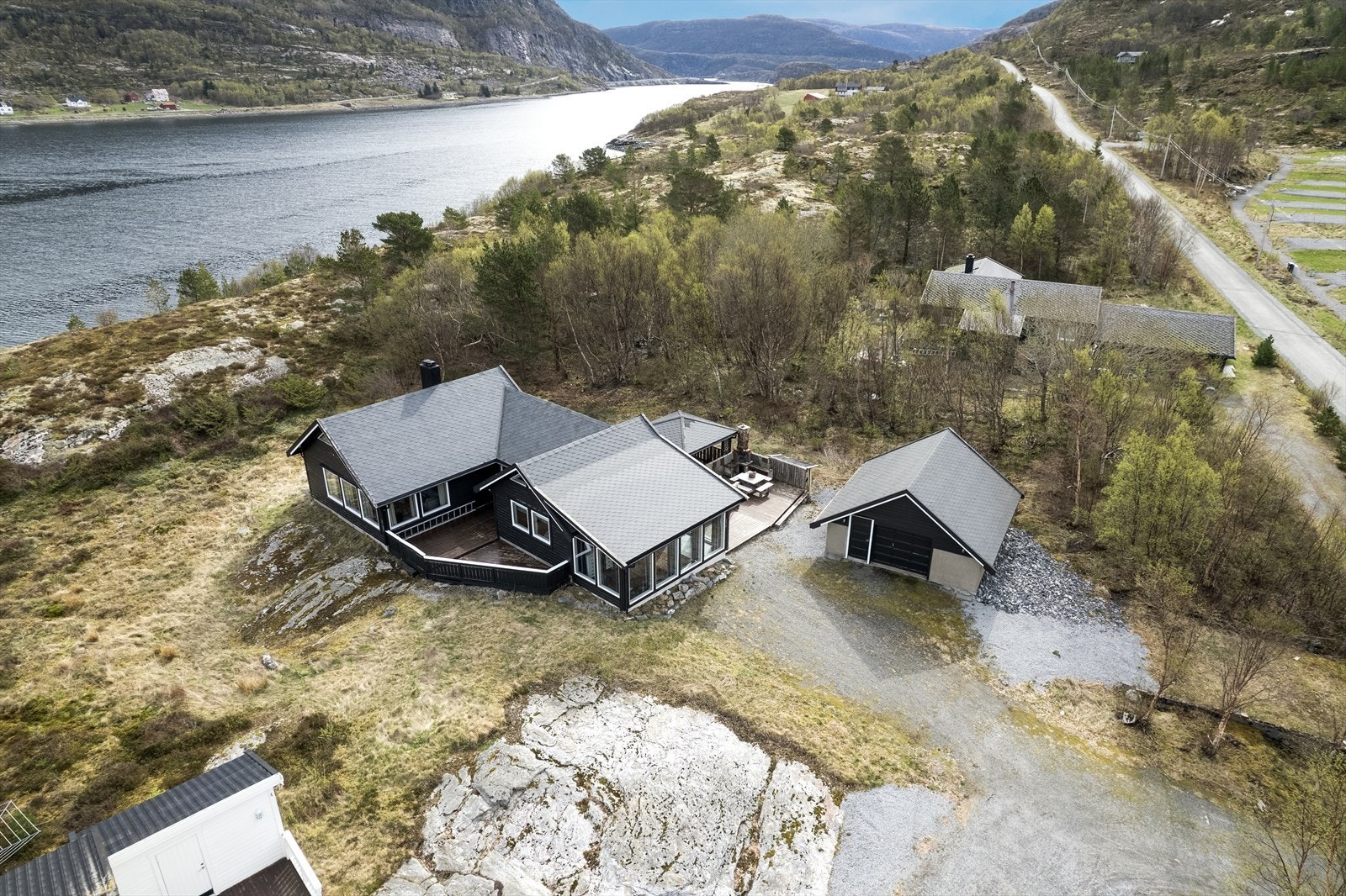 Velkommen til Sundetveien 214! En herlig fritidsbolig beliggende på vakre Stokkøya. Galleribilde