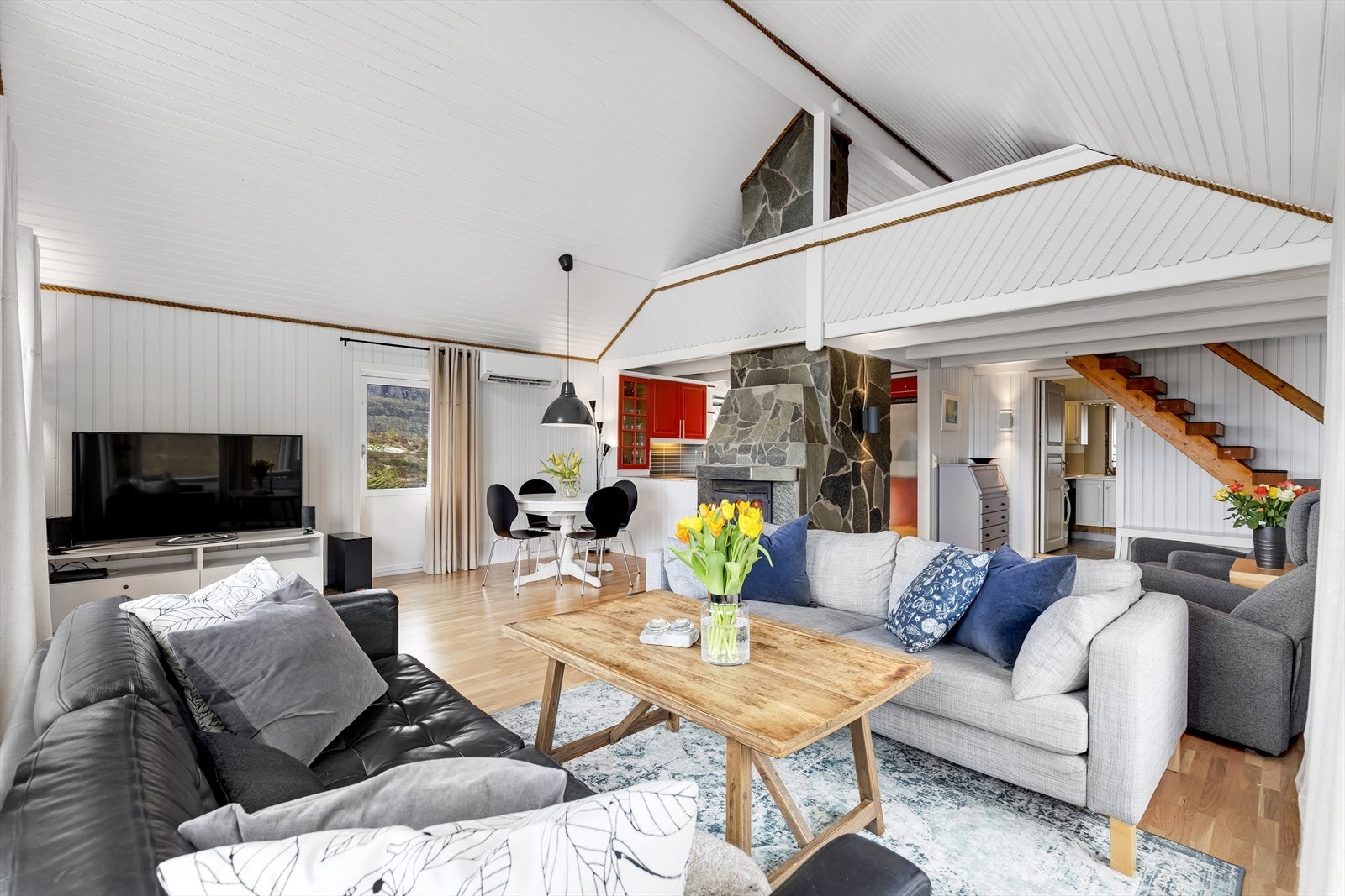 Det er en fin balanse mellom moderne komfort og klassisk hyttestemning. Galleribilde