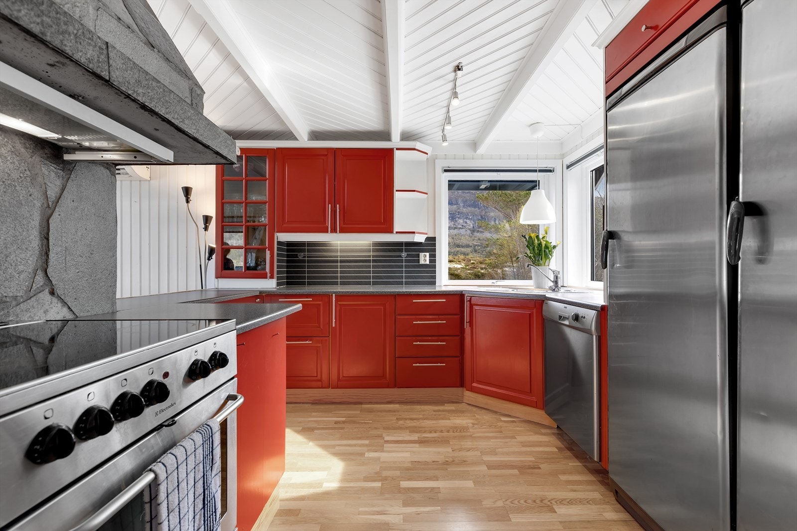 Kjøkkenet er utstyrt med hvitevarer av god kvalitet, inkludert kjøleskap, fryseskap, stekeovn med platetopp, oppvaskmaskin og kjøkkenventilator Galleribilde