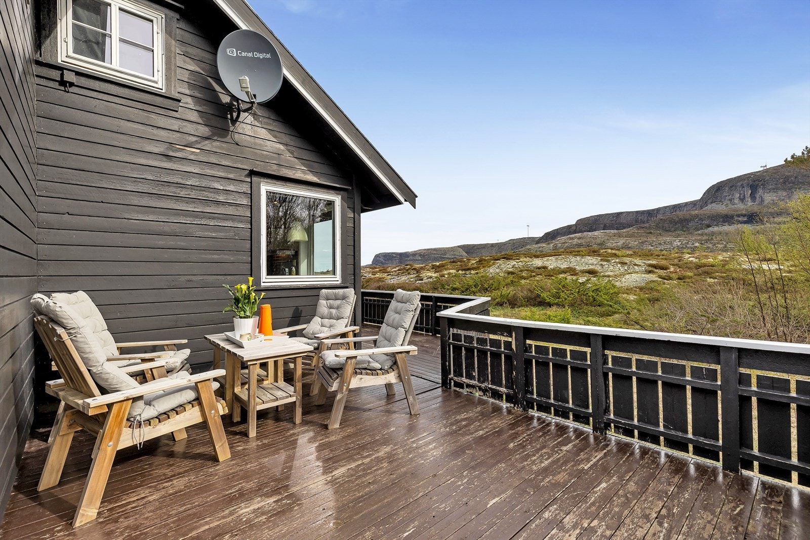 Terrassen har flere hyggelige sittegrupper, slik at du enkelt kan flytte deg etter solen gjennom dagen. Galleribilde