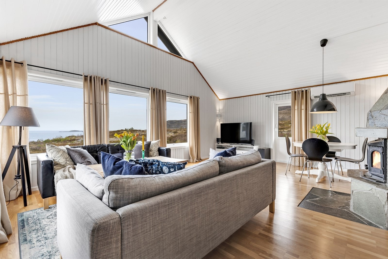 De rause vindusflatene gir rikelig med gjennomgående og naturlig lysinnslipp på dagtid, så vel som en lun og hyggelig stemning på kveldstid. Galleribilde