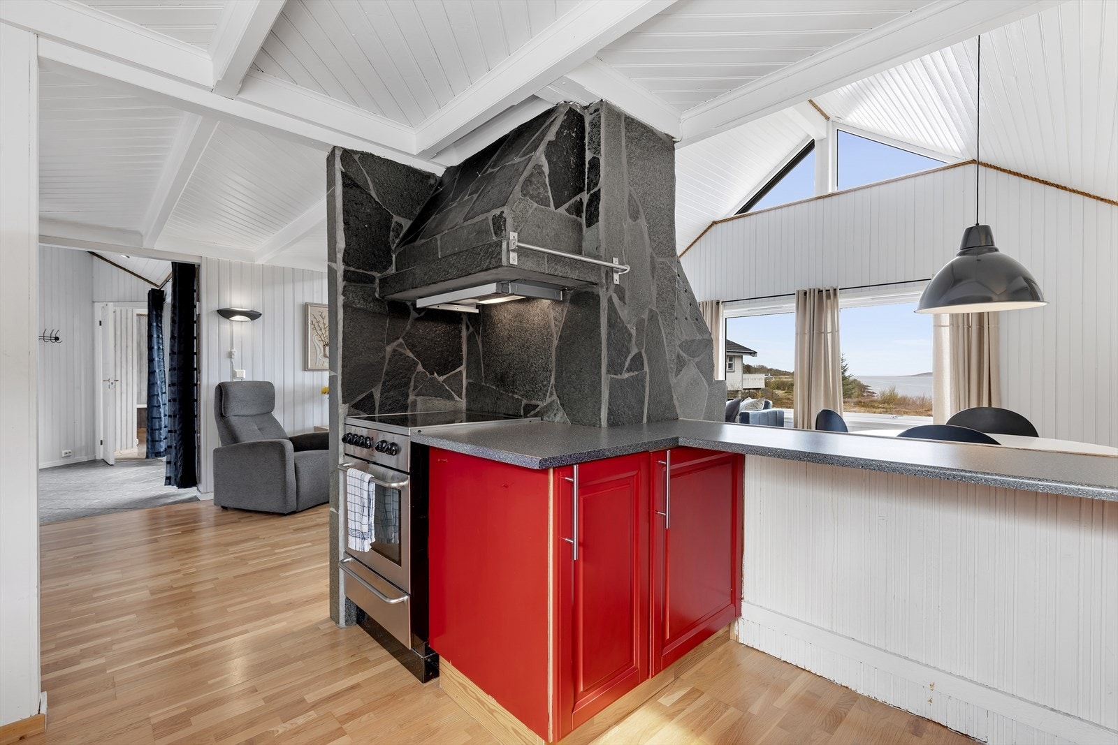 Praktisk kjøkkenøy som også fungerer som barløsning - perfekt for både matlaging og sosialt samvær. Galleribilde