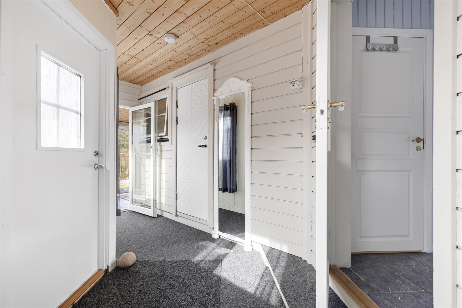 Velkommen inn i en romslig entré på 5,4 kvm - et lyst og praktisk førsteinntrykk av hytta. Galleribilde