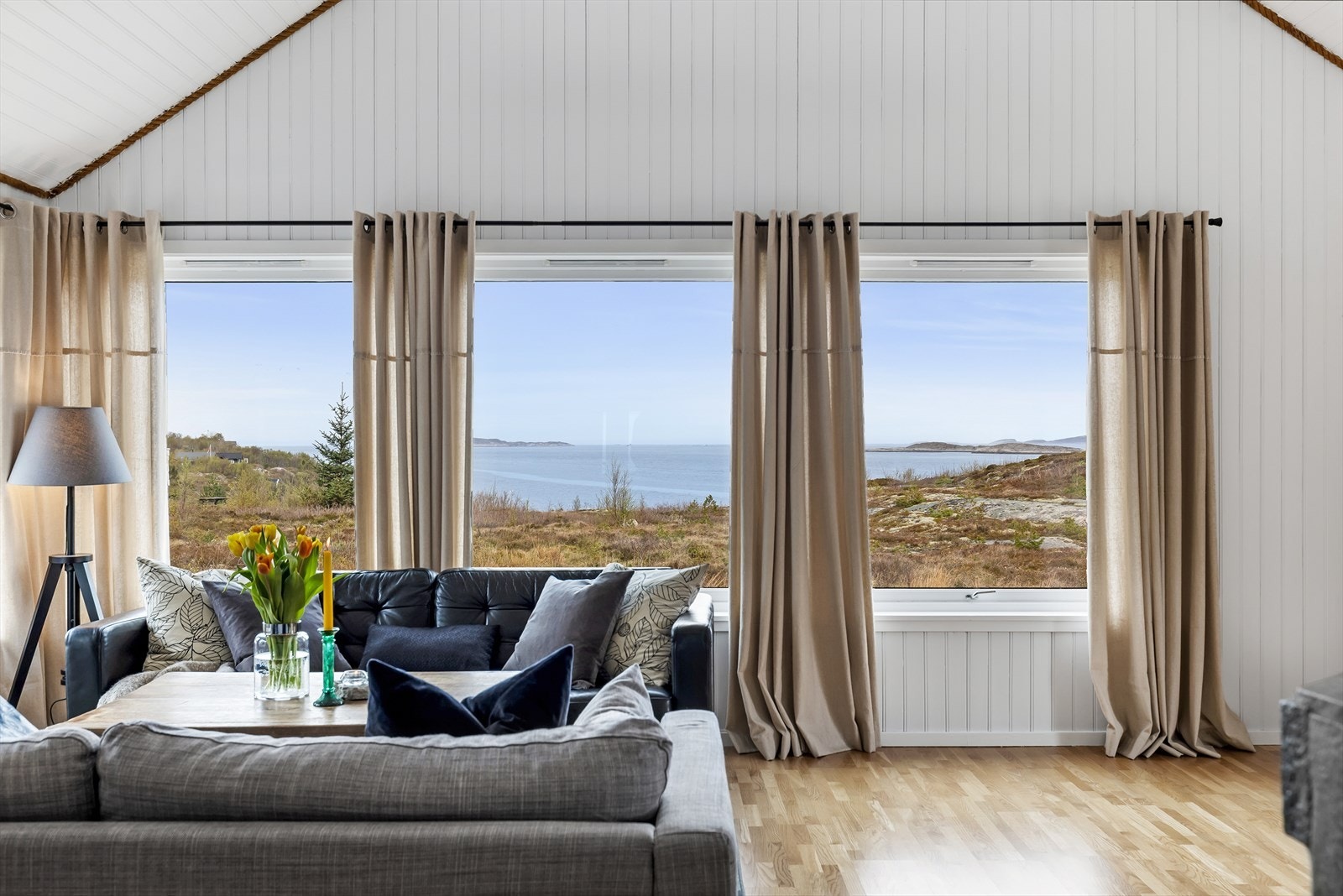 Fra stuen kan du nyte en fantastisk utsikt over havet gjennom de store vindusflatene. Galleribilde