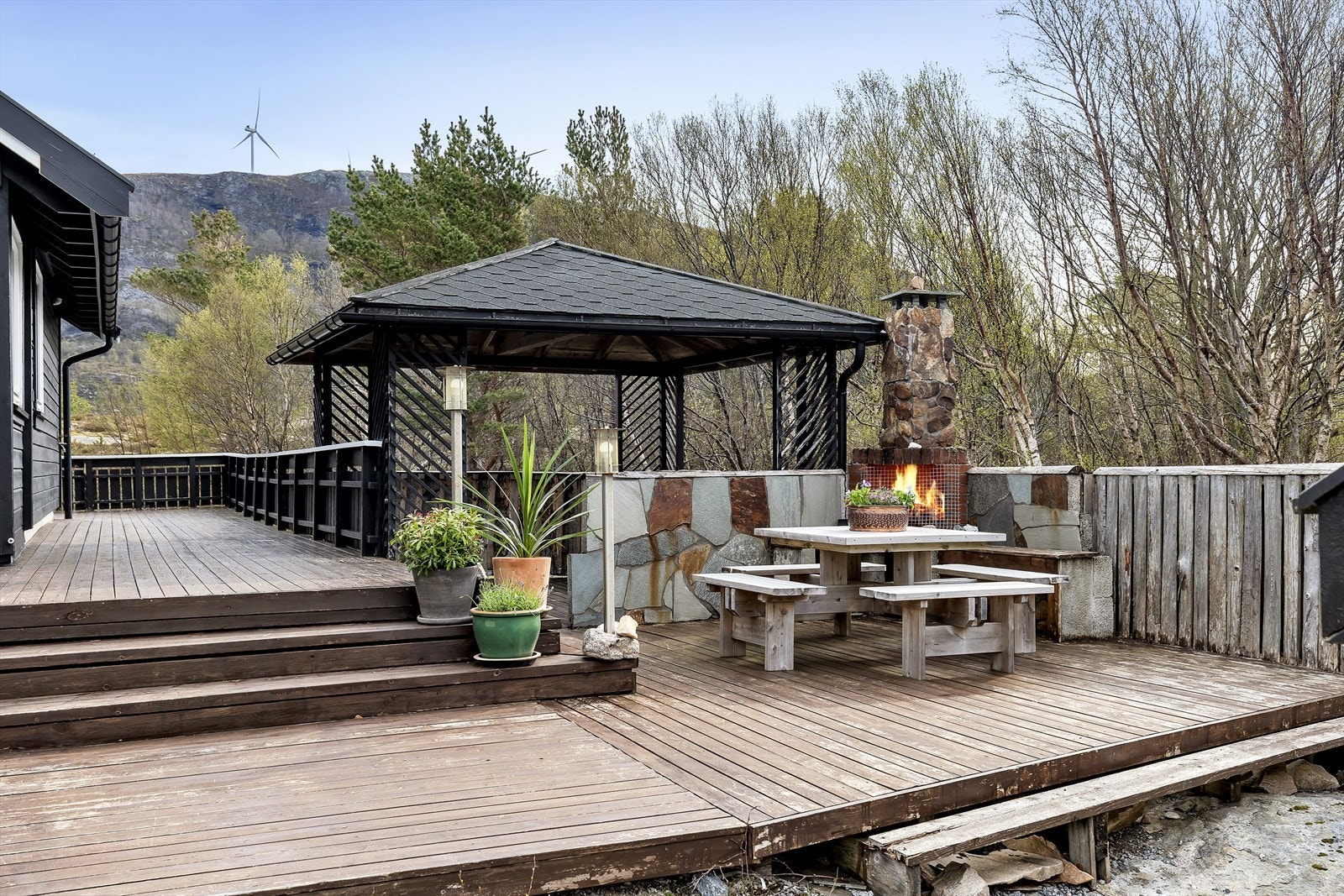 Den overbygde paviljongen skaper en lun uteplass som kan nytes hele sommerhalvåret. Galleribilde