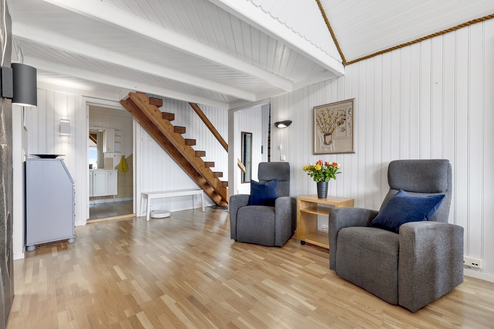 Fra stuen leder en trapp opp til hemsen, som har en gulvflate på 11 kvm - perfekt som ekstra soveplass eller lekeområde. Galleribilde