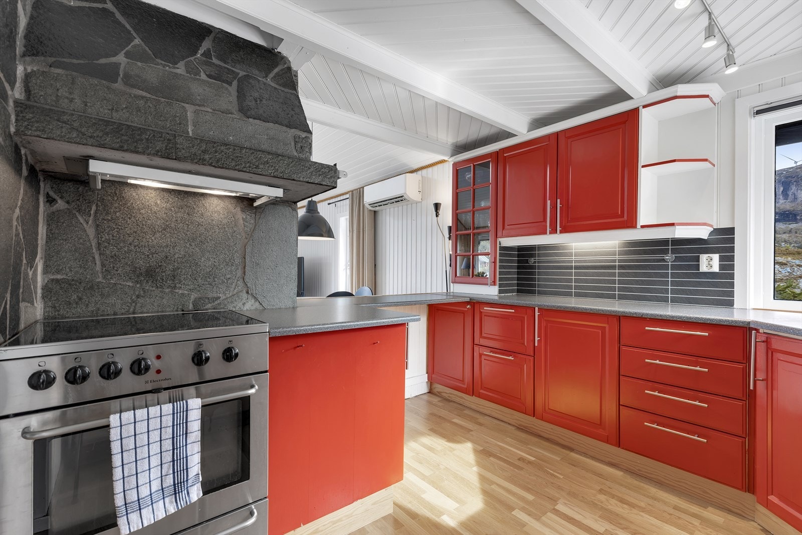 Kjøkkenets design sikrer både rikelig oppbevaringsplass og praktiske arbeidsflater. Galleribilde