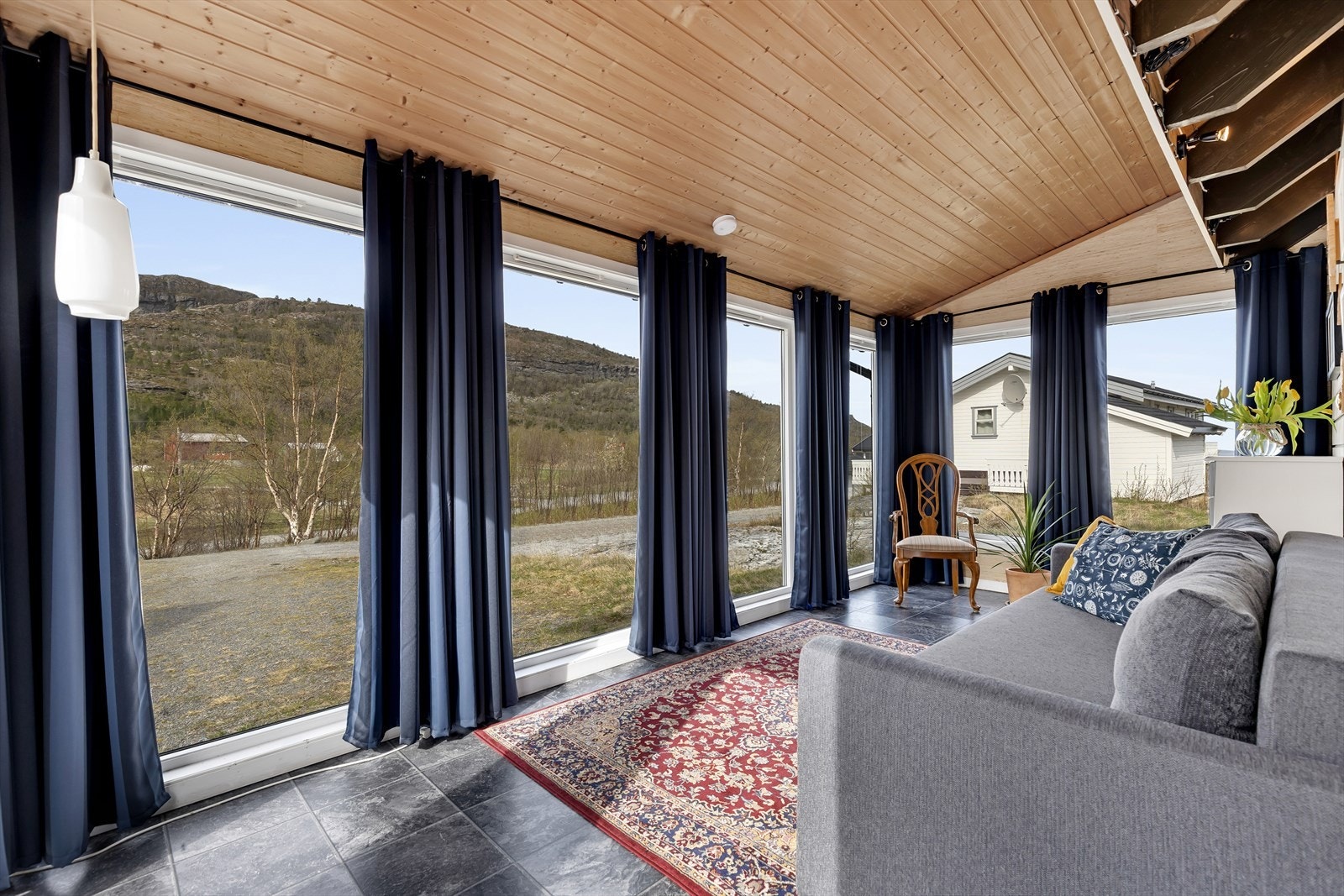 Vinterhage med varmekabler (14 kvm.) med vid utsikt over det vakre landskapet - et perfekt sted å nyte naturen året rundt Galleribilde