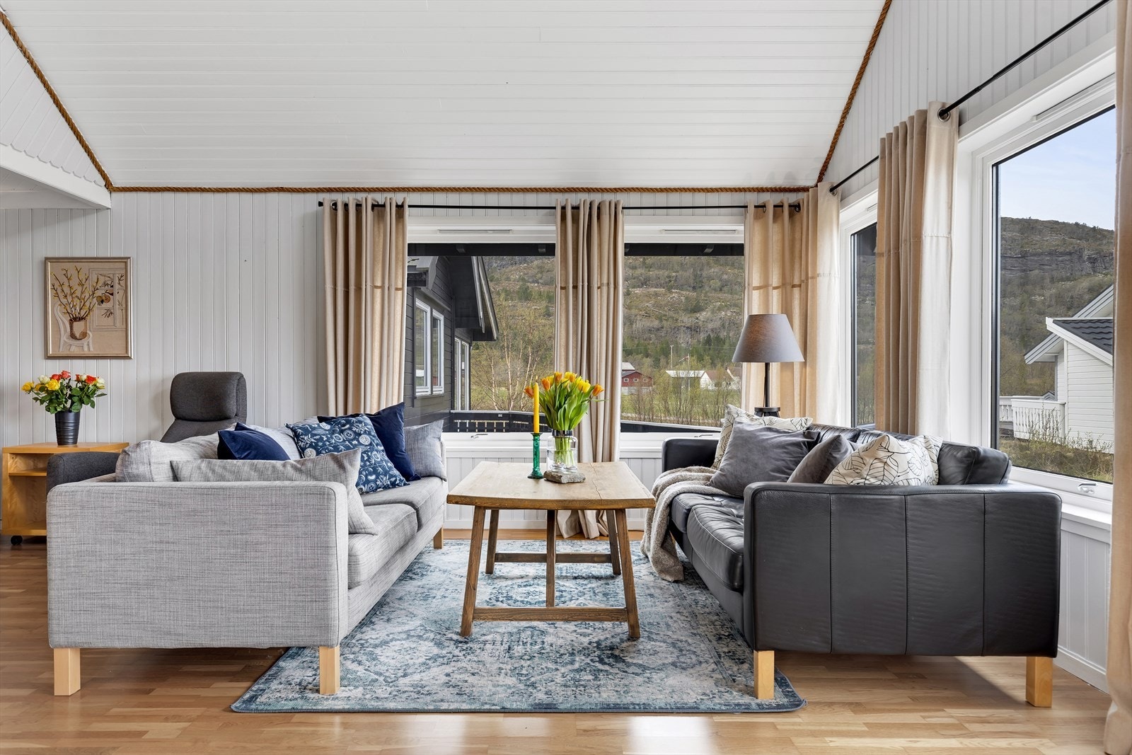 Sittegruppe i trivelige omgivelser. Galleribilde