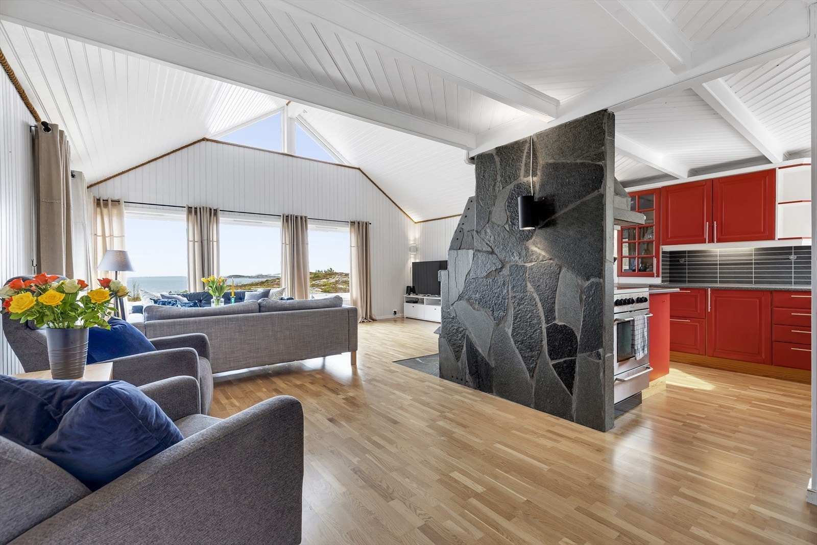 Praktisk, lys og romslig delvis åpen stue- kjøkkenløsning på totalt 45,5 kvm, som bidrar til en god og romslig romfølelse. Galleribilde