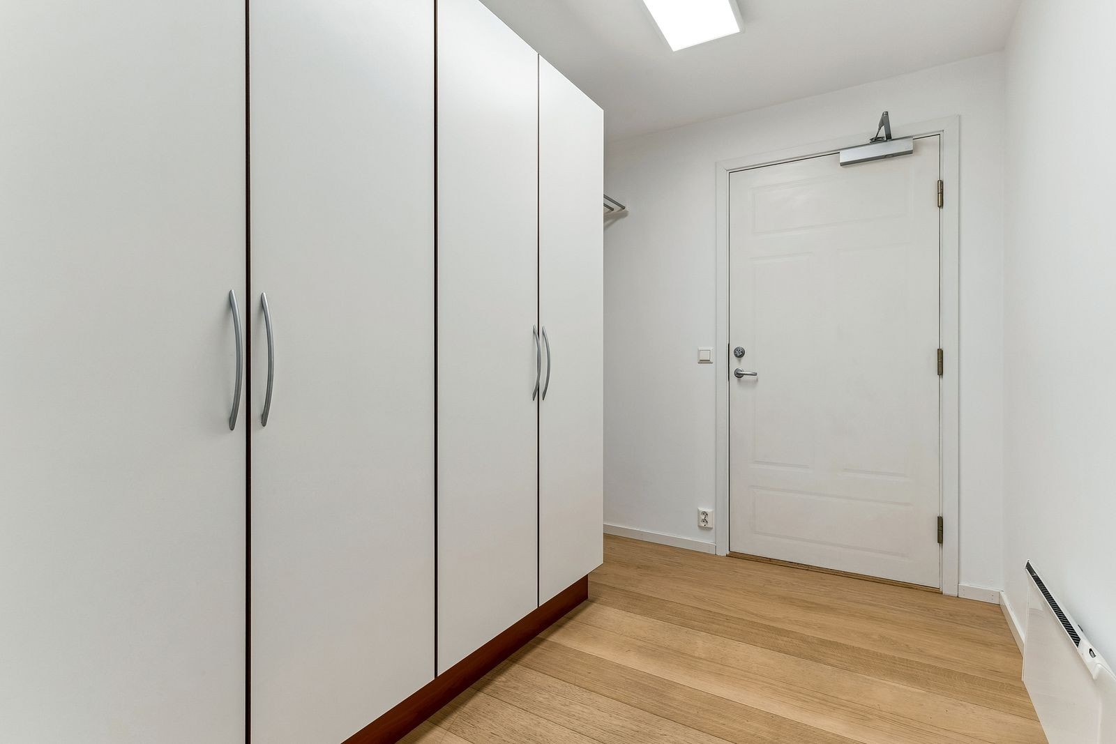 Romslig og hyggelig entré med mye lagringsplass. Galleribilde