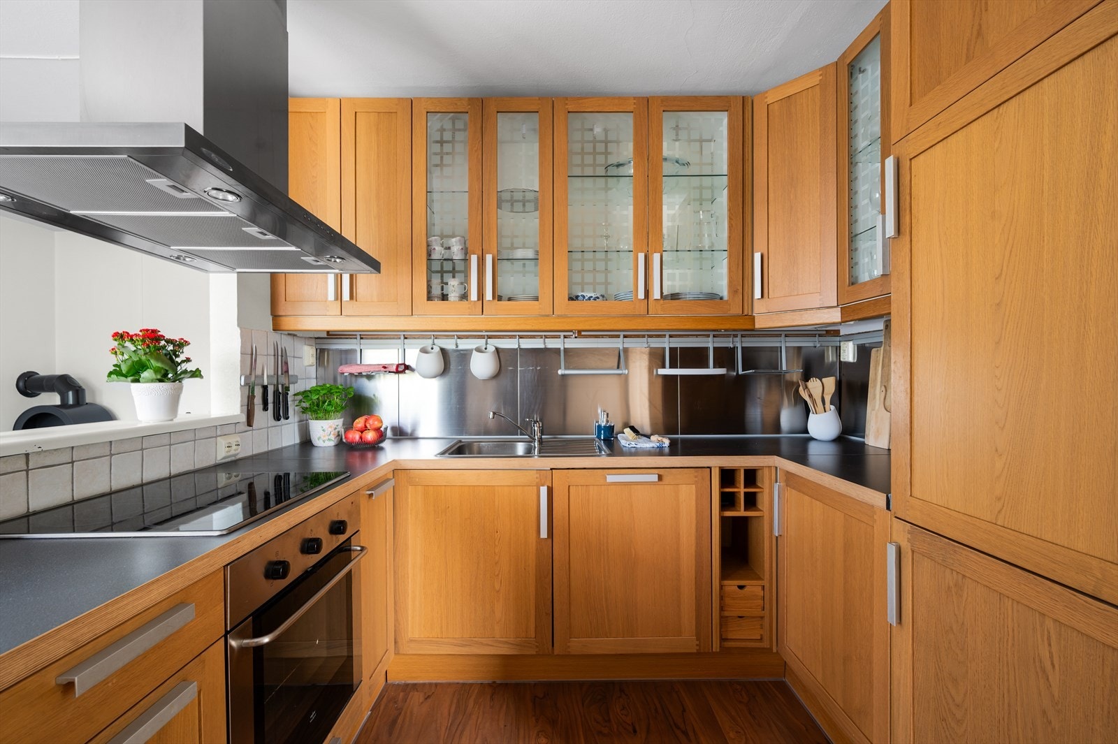 Kjøkkenet er velutstyrt med integrerte hvitevarer bestående av koketopp, stekeovn, oppvaskmaskin og kombinert kjøl-/frys. Galleribilde