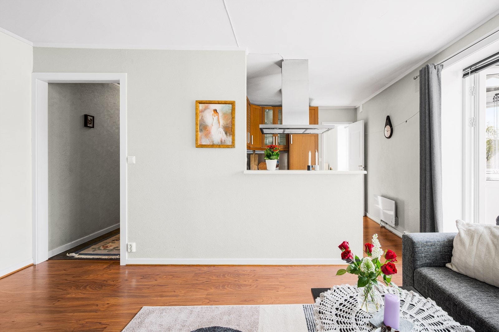 Stue og kjøkken er i delvis åpen løsning. Galleribilde