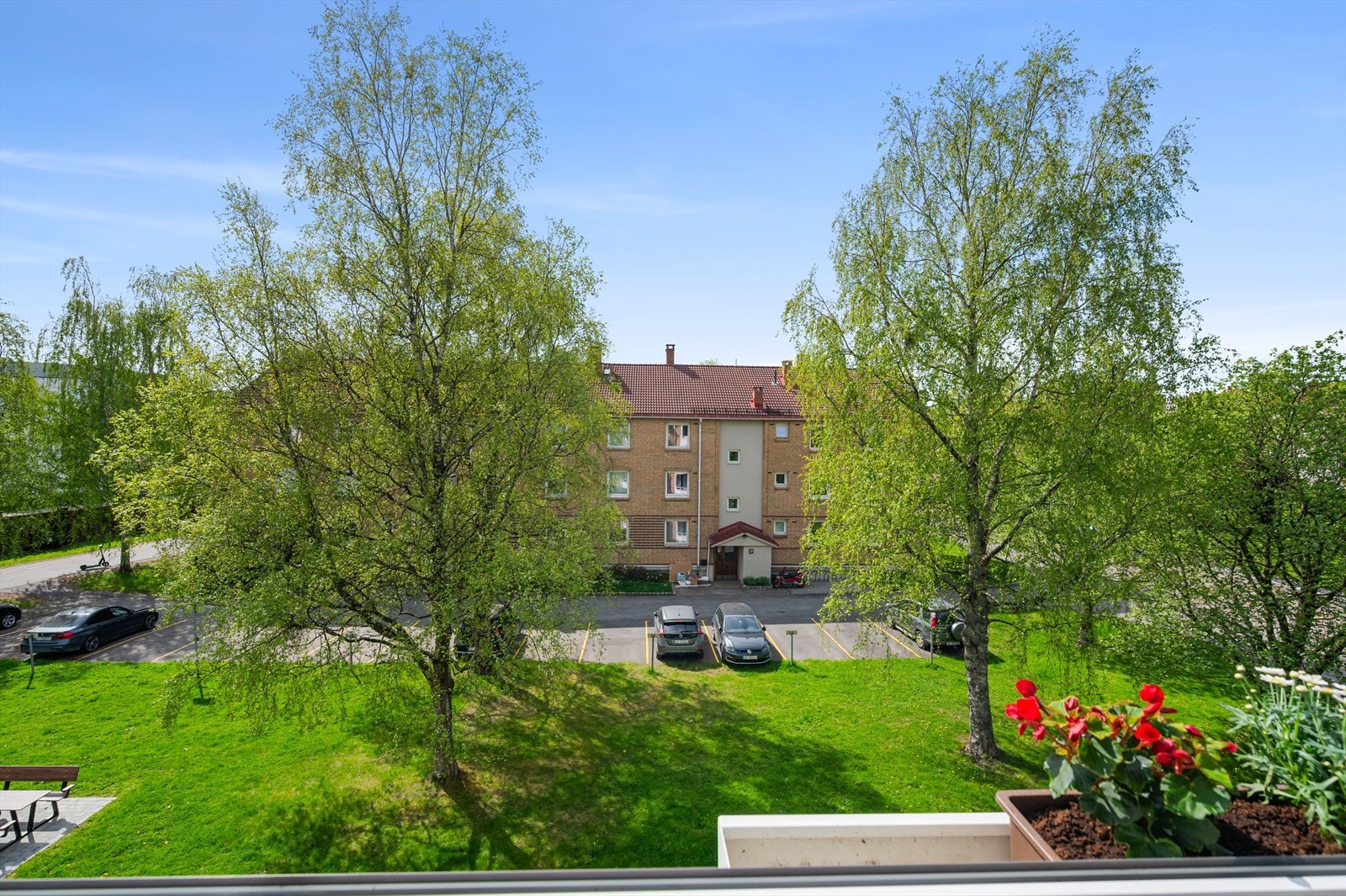 Leiligheten har god intern beliggenhet i 3. etasje (byggets øverste boenhet), og byr på en god planløsning bestående av soverom, entré, bad og stue med delvis åpen kjøkkenløsning. Galleribilde