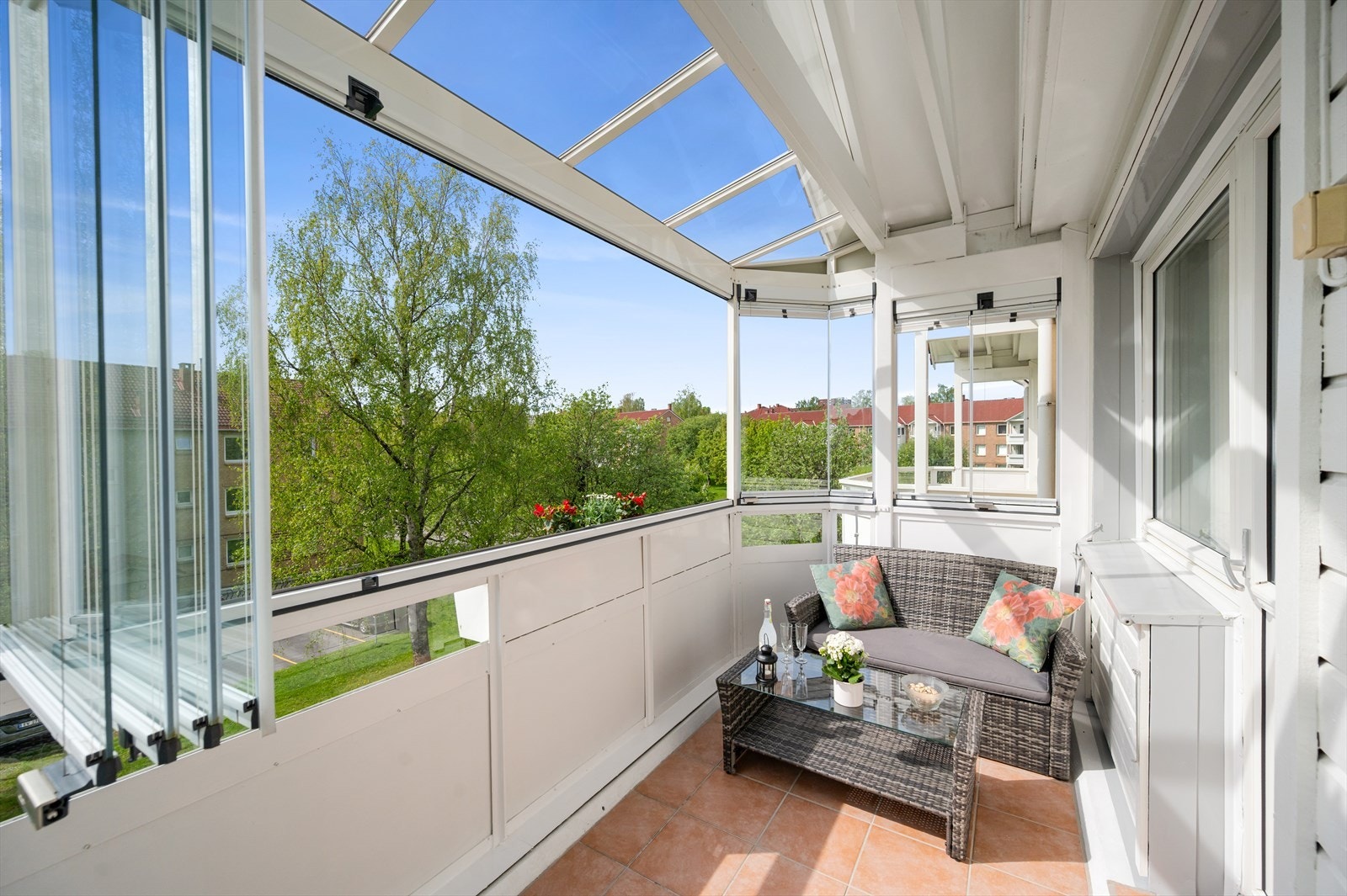 Her kan man nyte solforholdene i hyggelige omgivelser. Galleribilde