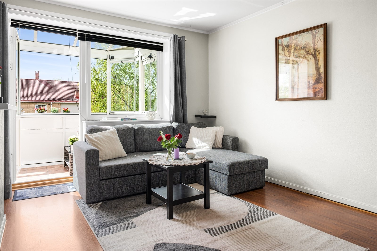 Lys og romslig stue med god plass til sofa, spisebord og tilhørende møblement. Galleribilde