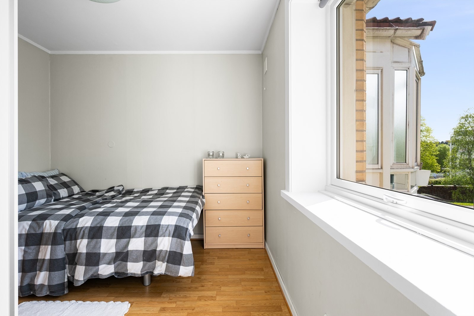 Stort soverom med plass til dobbeltseng og tilhørende møblement. Galleribilde