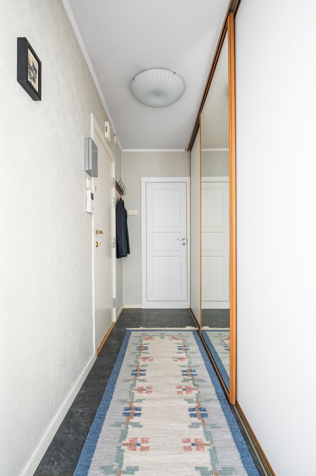 Lys og romslig entré med plass til hyller og knagger. Galleribilde