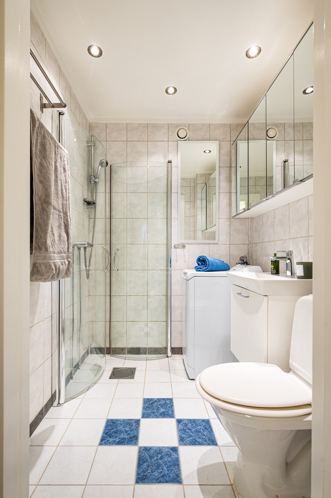 Stort bad med flislagte vegger og gulv. Elektrisk gulvvarme. Galleribilde