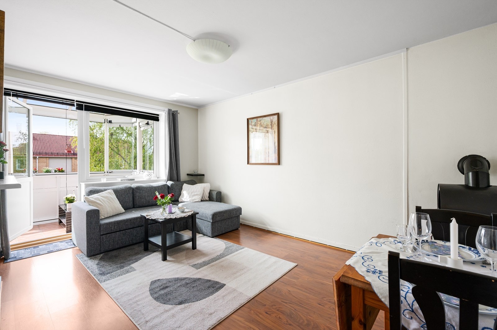 En lys og romslig 2-roms leiligheten med sørvestvendt, innglasset balkong på 8 kvm. Galleribilde