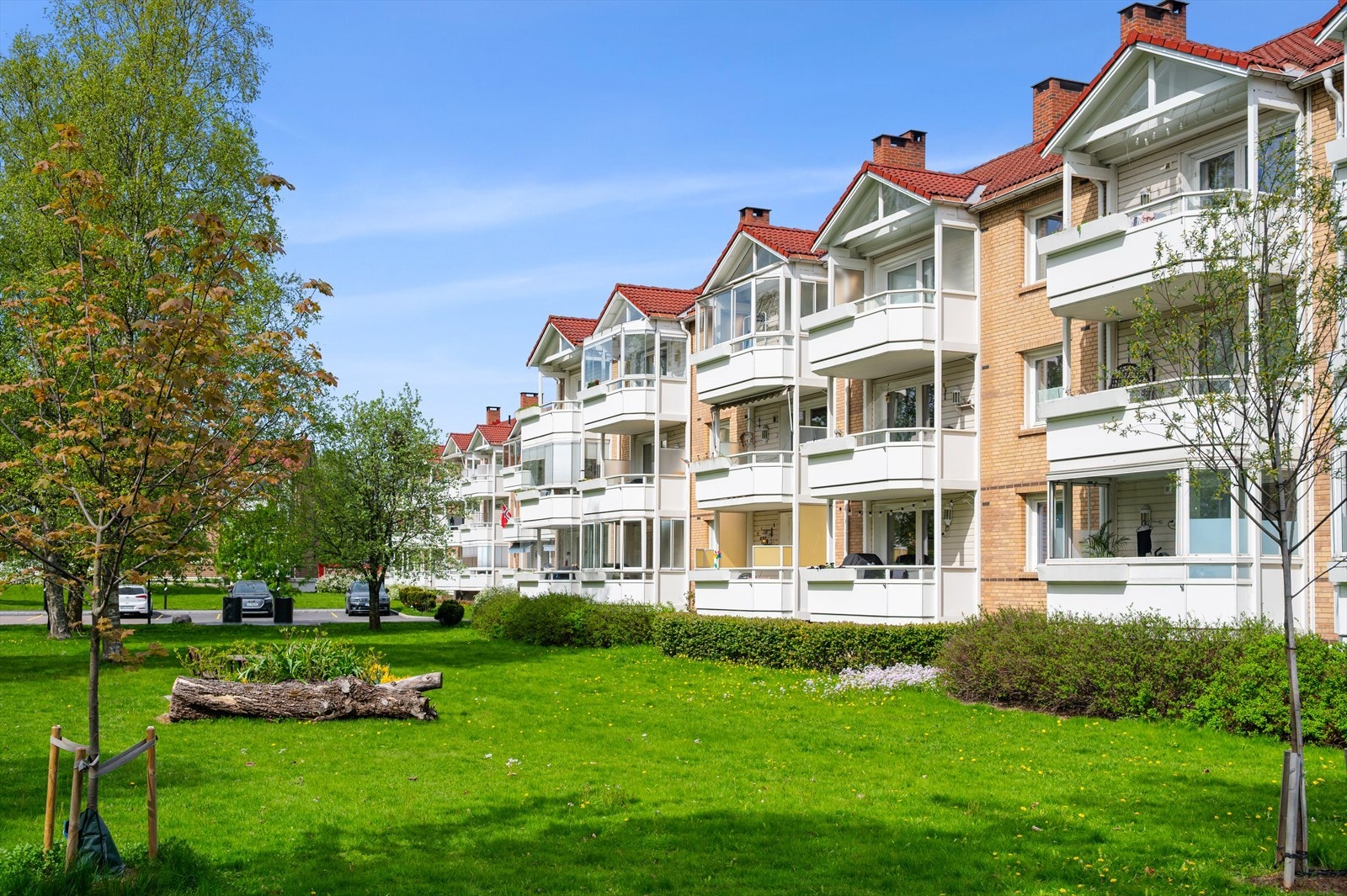 Teisen park Borettslag har store grøntområder mellom blokkene (80 mål). Disse vedlikeholdes av to vaktmestre og gartnerfirmaet Din Hage og er av stor, positiv betydning for bomiljøet. Galleribilde