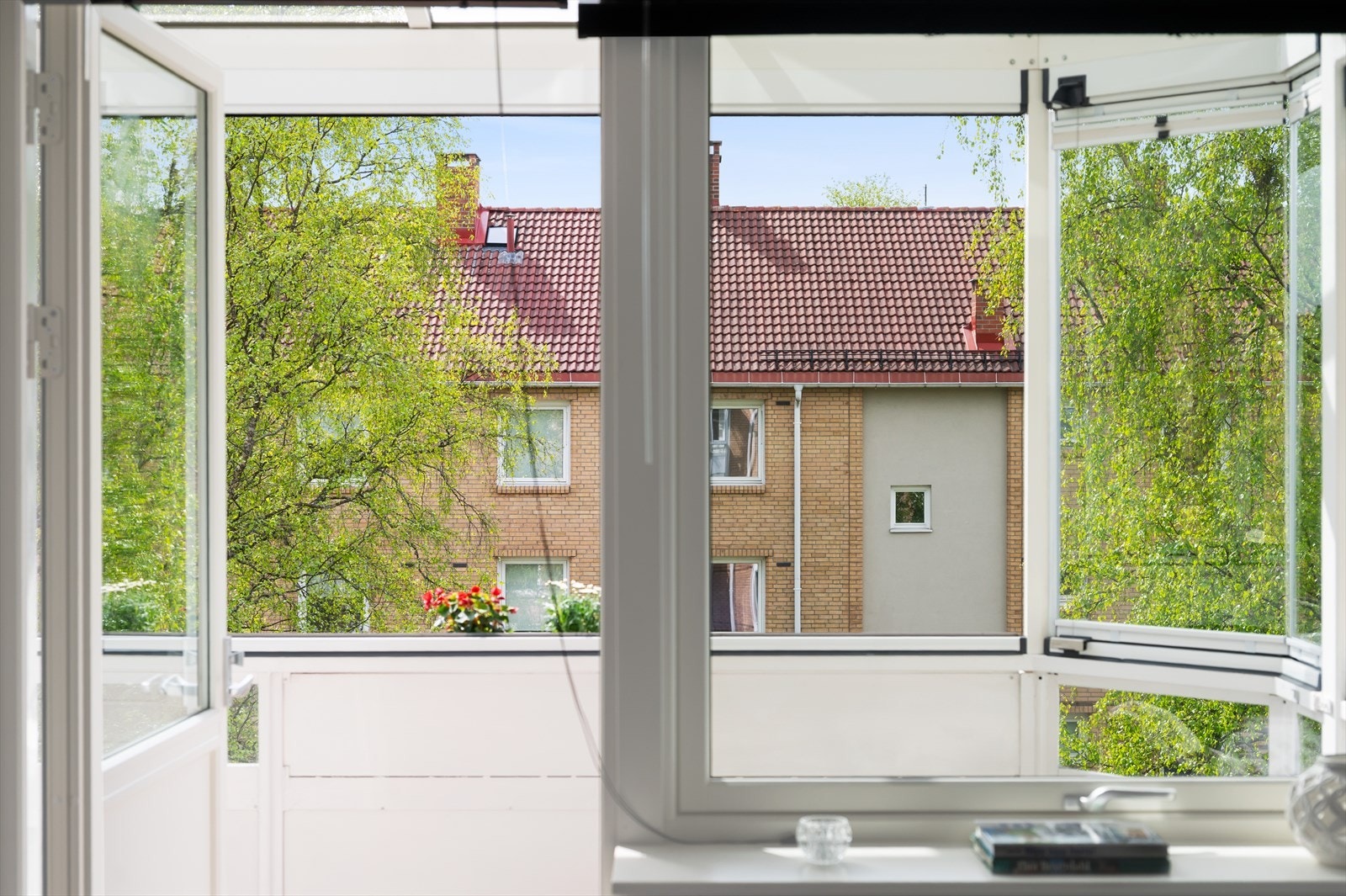 Videre er det utgang til en sørvestvendt balkong på 8 kvm. Galleribilde