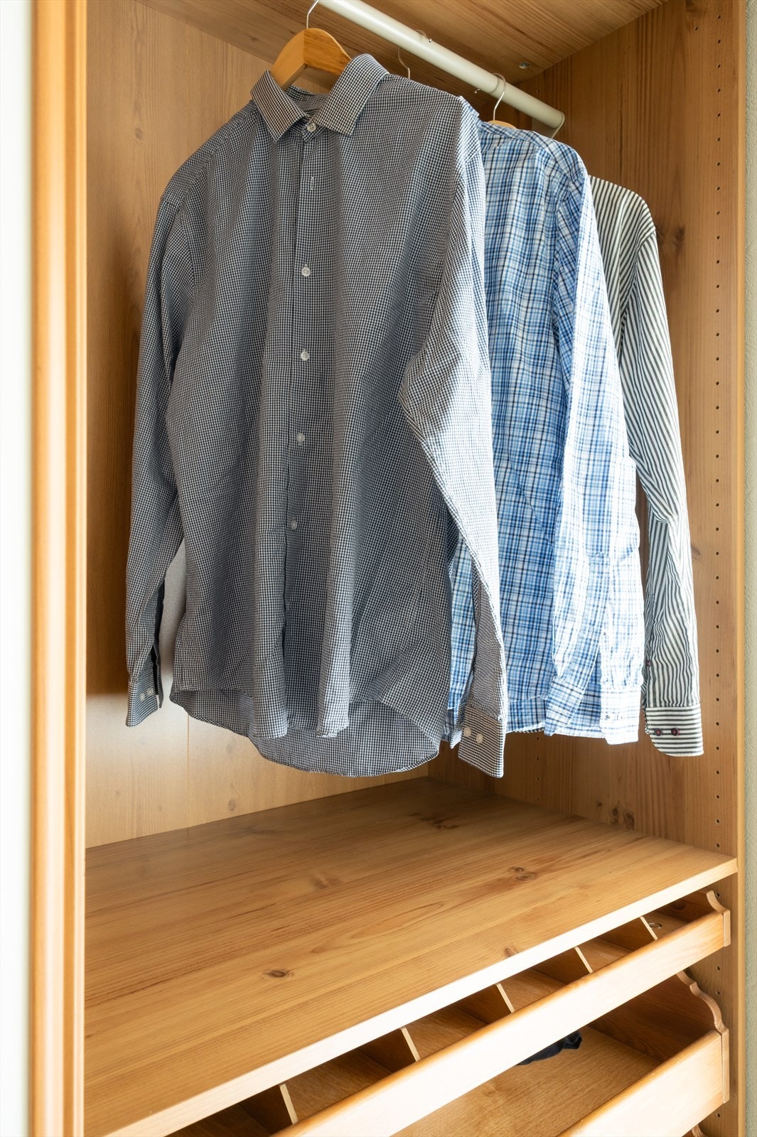 Svært gode oppbevaringsmuligheter i stor skyvedørsgarderobe i speil. Galleribilde