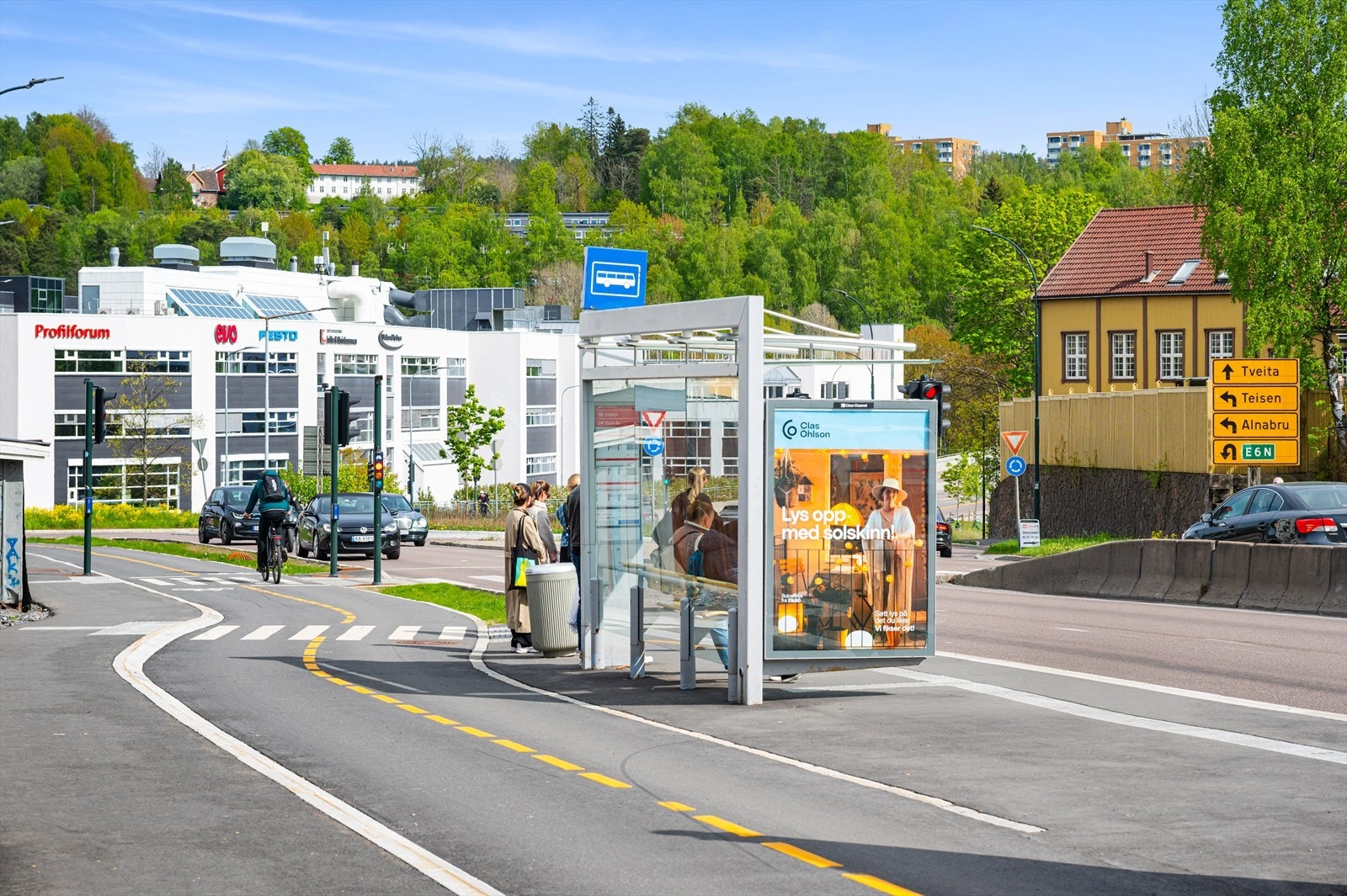 Teisen Park Borettslag ligger samtidig svært sentralt til med bl.a. ca. 200 meter til bussholdeplass, flere barnehager i området, kort vei til Bryn skole, kjøpesenter på Tveita og Bryn, togstasjon, idrettshaller m.m. Galleribilde