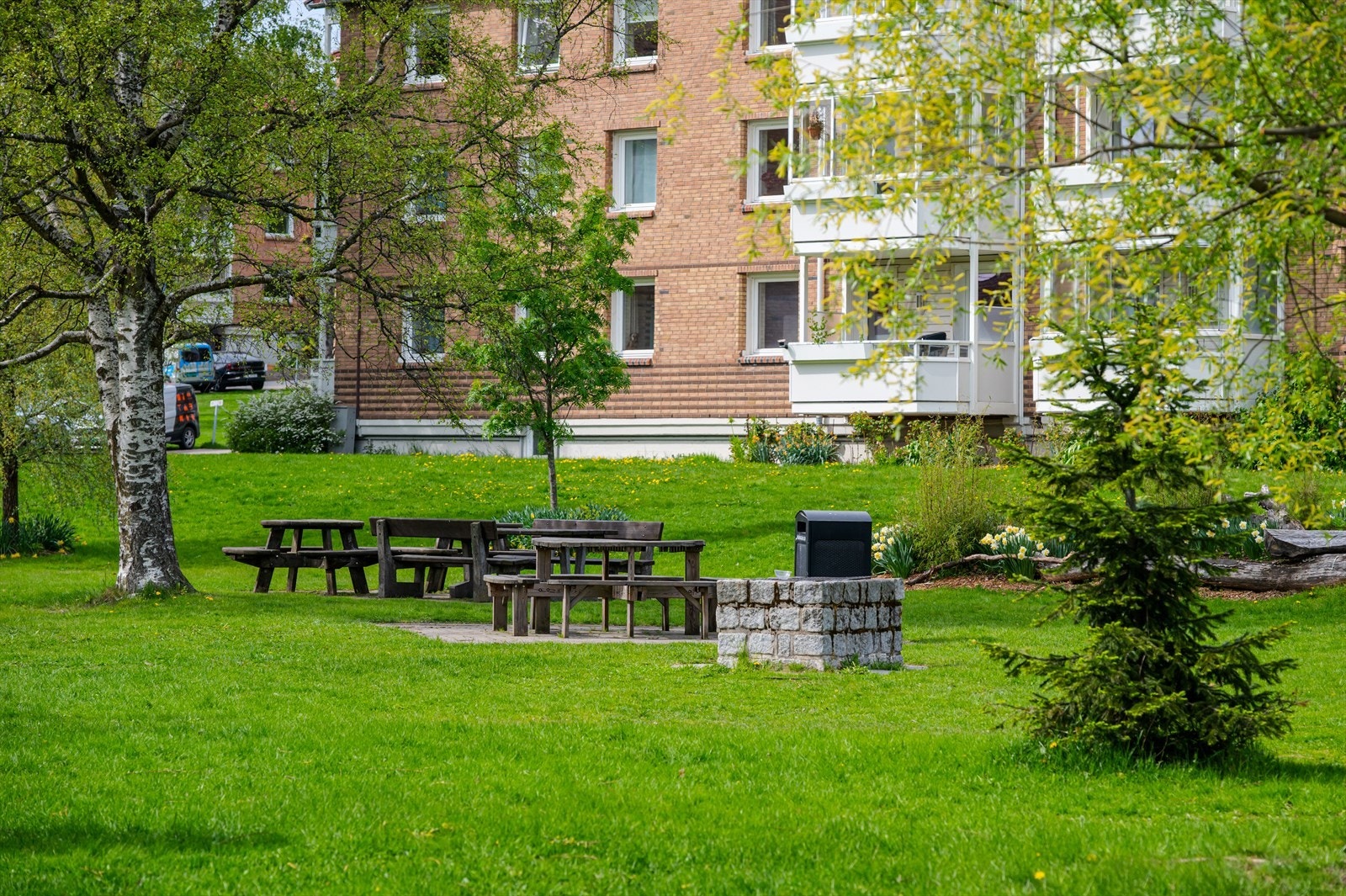 Grøntområdet i Teisen park borettslag er tilrettelagt for rekreasjon, aktiviteter og opphold utendørs - kos deg ute! Borettslaget har i tillegg to store lekeplasser, flere grillplasser og uteområder med benker. Galleribilde