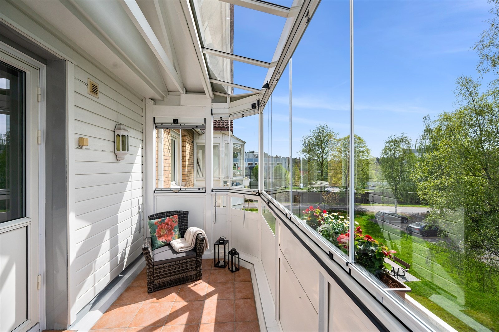 Balkongen er innglasset slik at man kan nye uteplassen til tross for litt ruskevær. Galleribilde