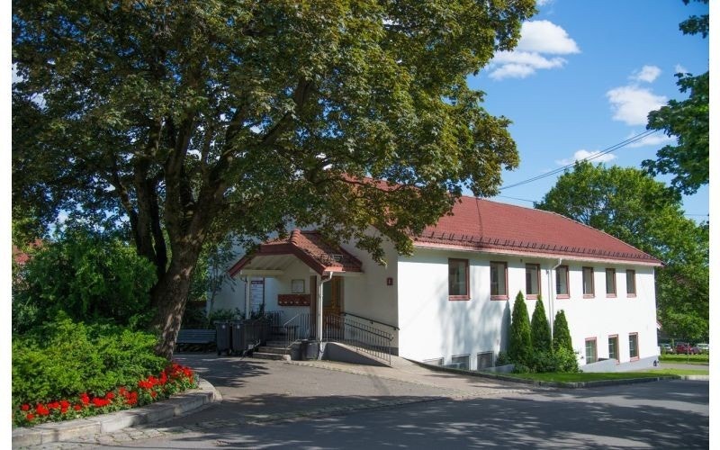 Selskapslokale - Praktisk å leie om man skal ha selskap. Her er det kjøkken, garderobe, toalett m.m. Selskapslokalet har bord, stoler, service og utsyr til 40 personer. Galleribilde