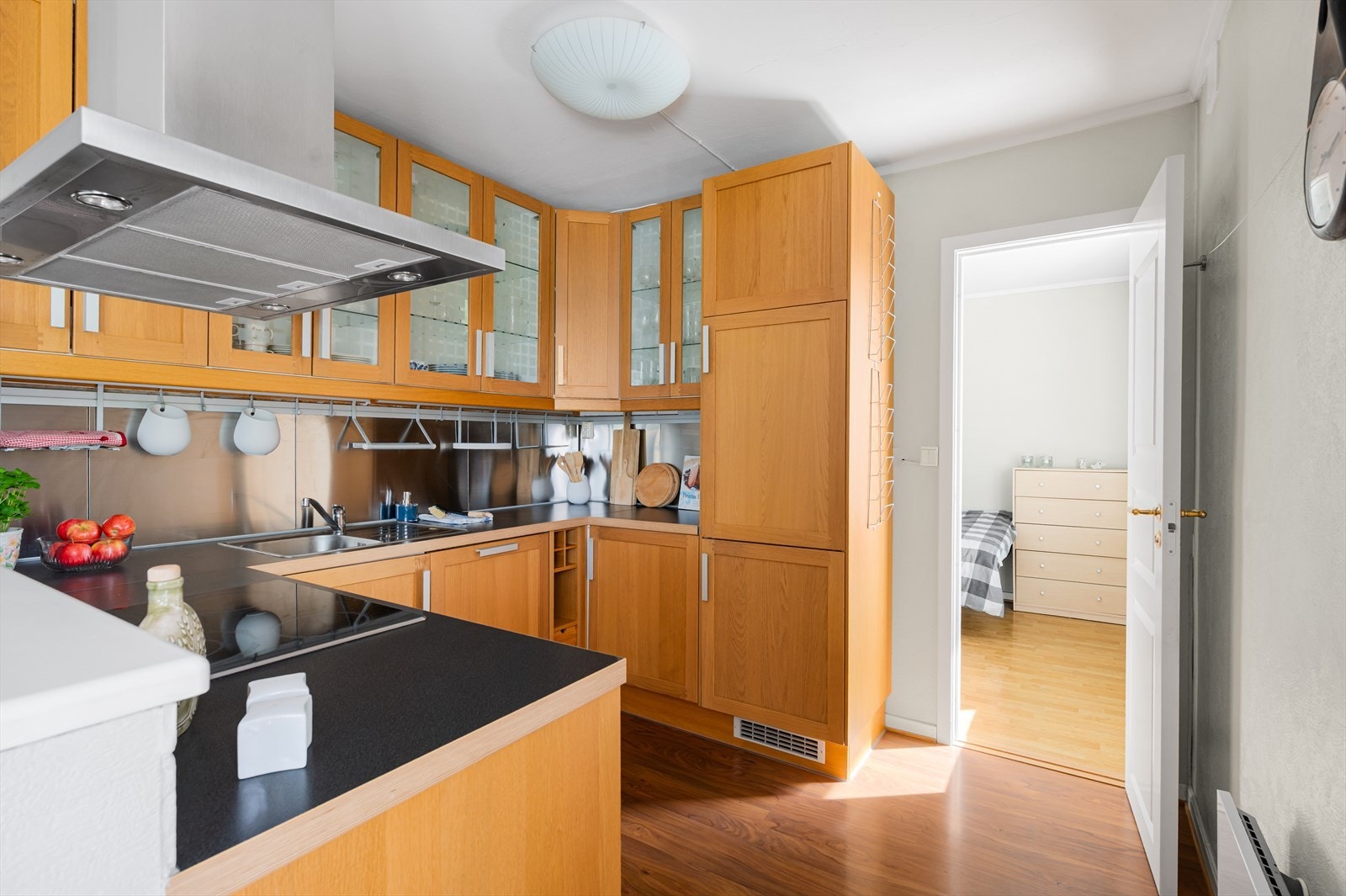 Varmtvannsberederen er plasser i kjøkkenskapet. Galleribilde