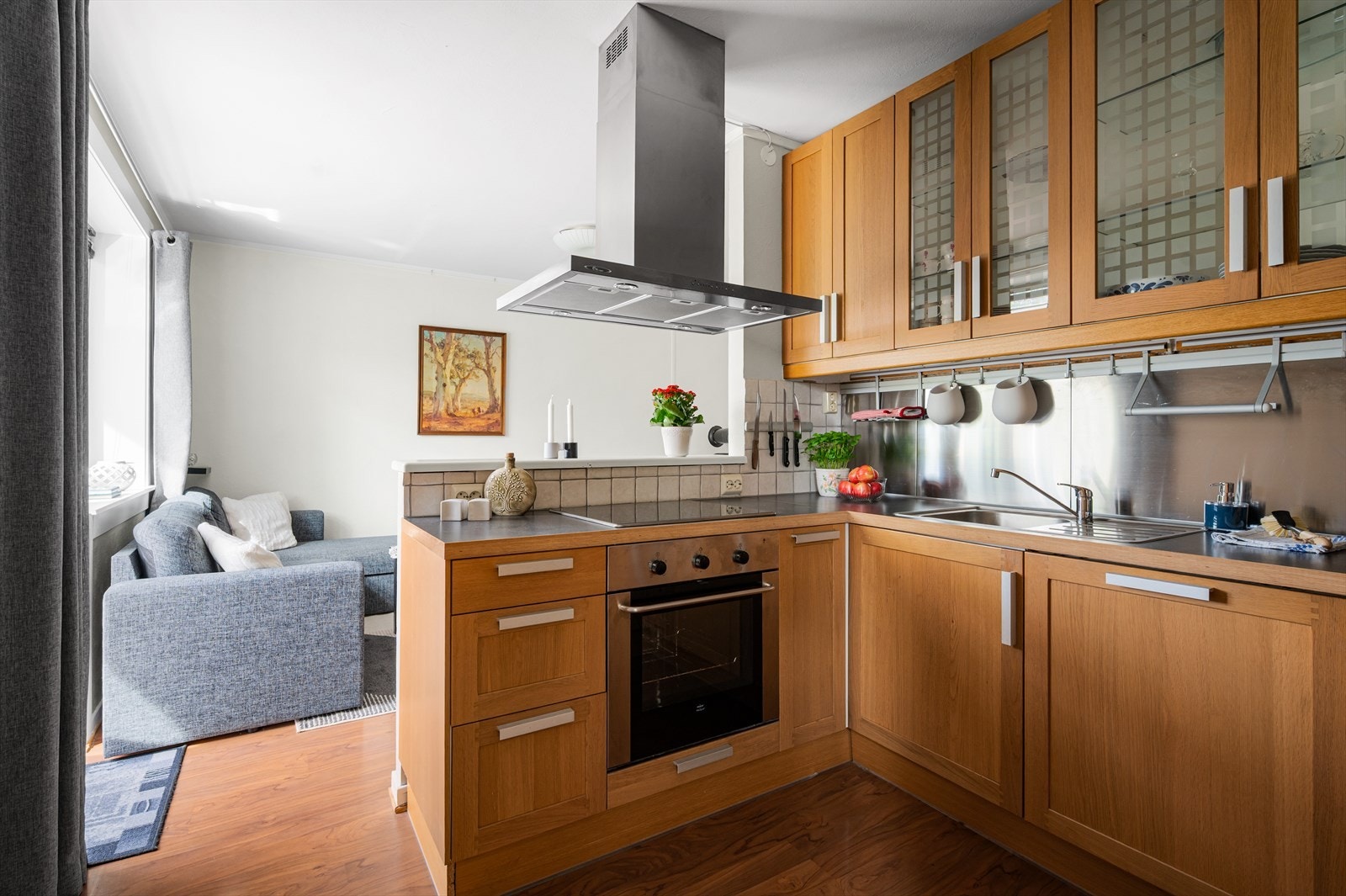 Kjøkkeninnredning med profilerte fronter og laminat benkeplate med nedfelt vaskekum. Galleribilde