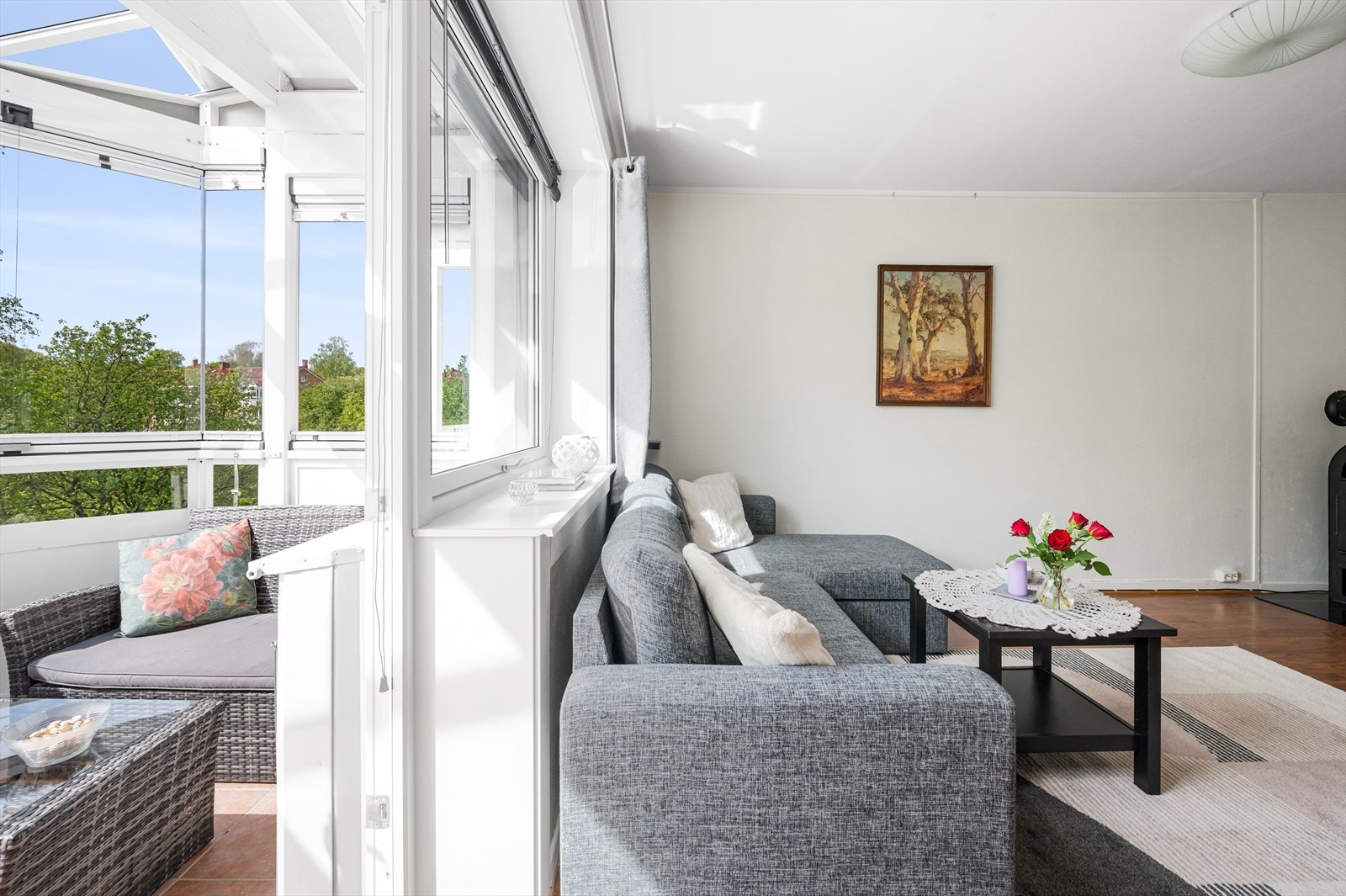 Store vindusflater som sørger for fine lysforhold i rommet. Galleribilde