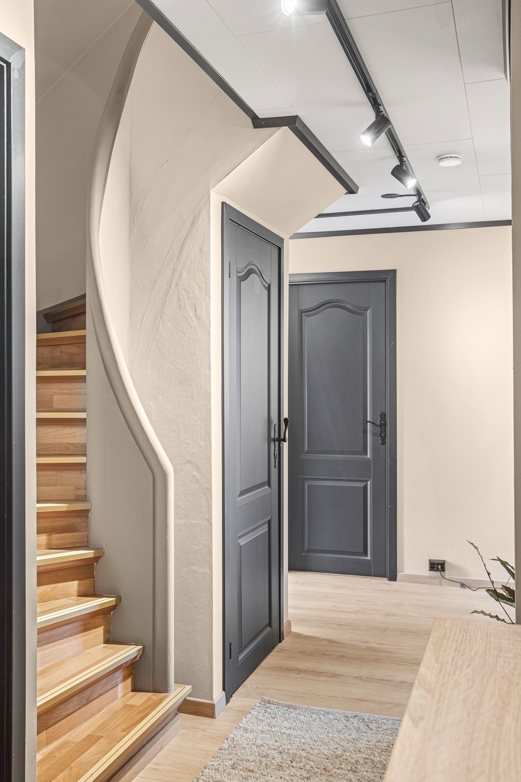 Boligen har flotte oppholdsrom i første etasje som inkluderer stue/kjøkken, baderom, WC og soverom. Galleribilde