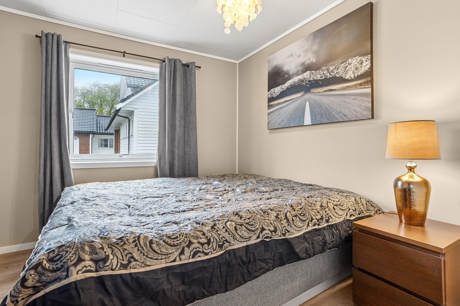 Romslig soverom i 1. etasje. Galleribilde