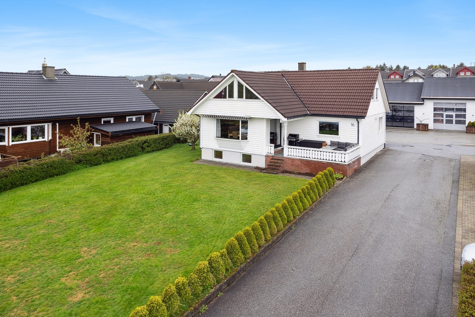 Huset har en sentral og attraktiv beliggenhet midt på Tjelta, med barnehager, skoler og dagligvarebutikker i umiddelbar nærhet. Galleribilde