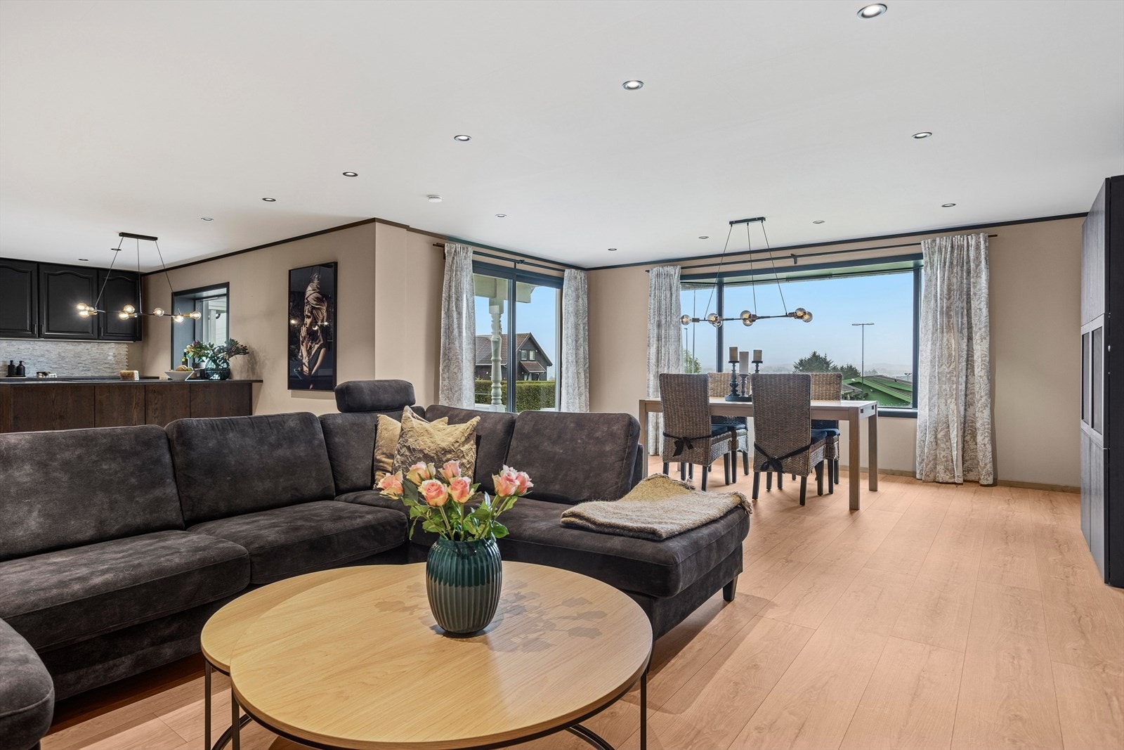 Velkommen til Tjeltavegen 16 - En innholdsrik enebolig med sentral beliggenhet. Galleribilde