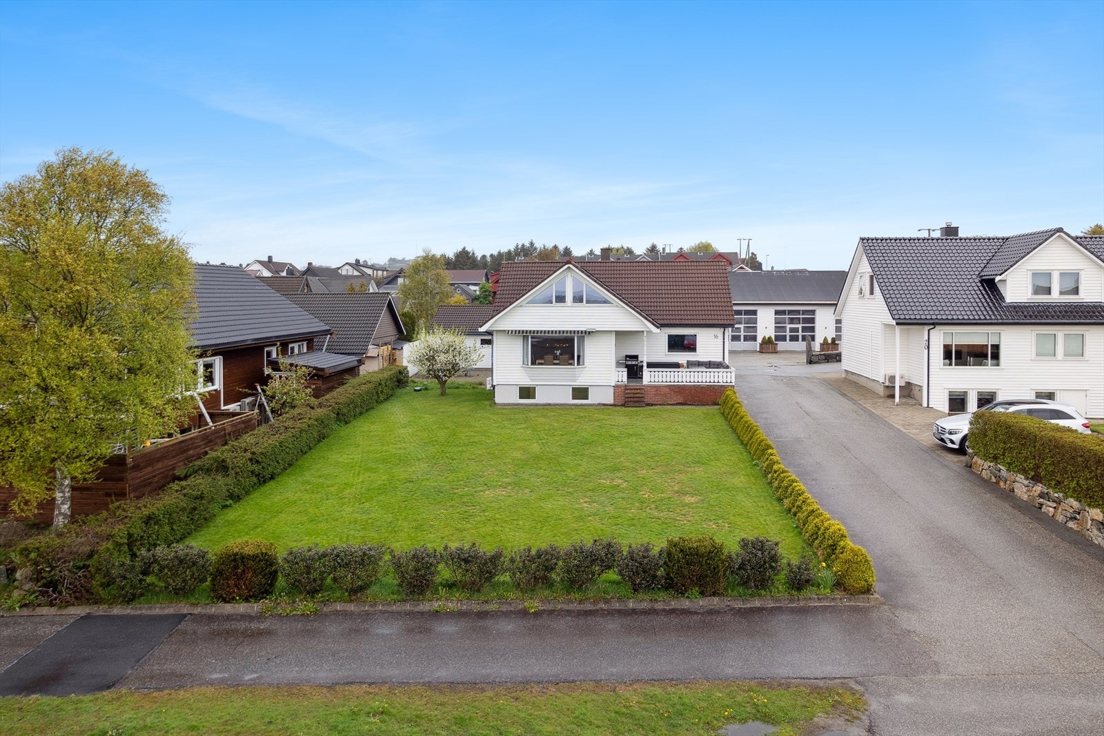 Boligen har en stor og flott hage som er opparbeidet med diverse beplantning. Galleribilde