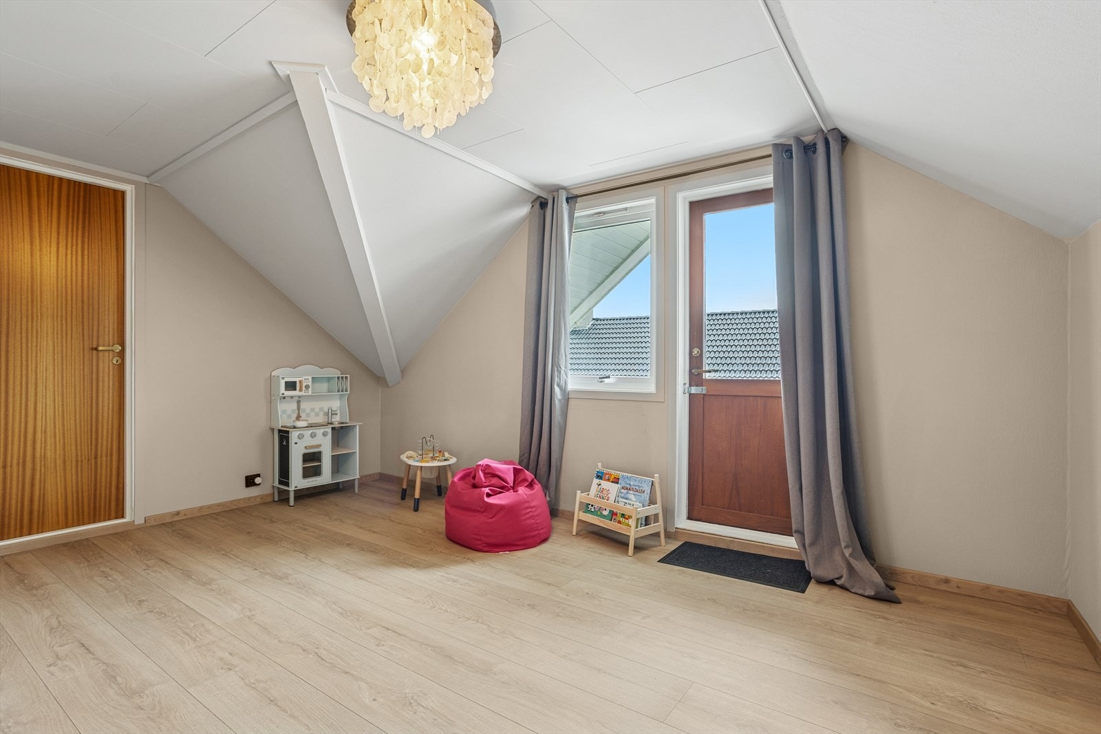 Soverom 2 er i dag brukt som kontor, og har direkte utgang til boligens balkong. Galleribilde